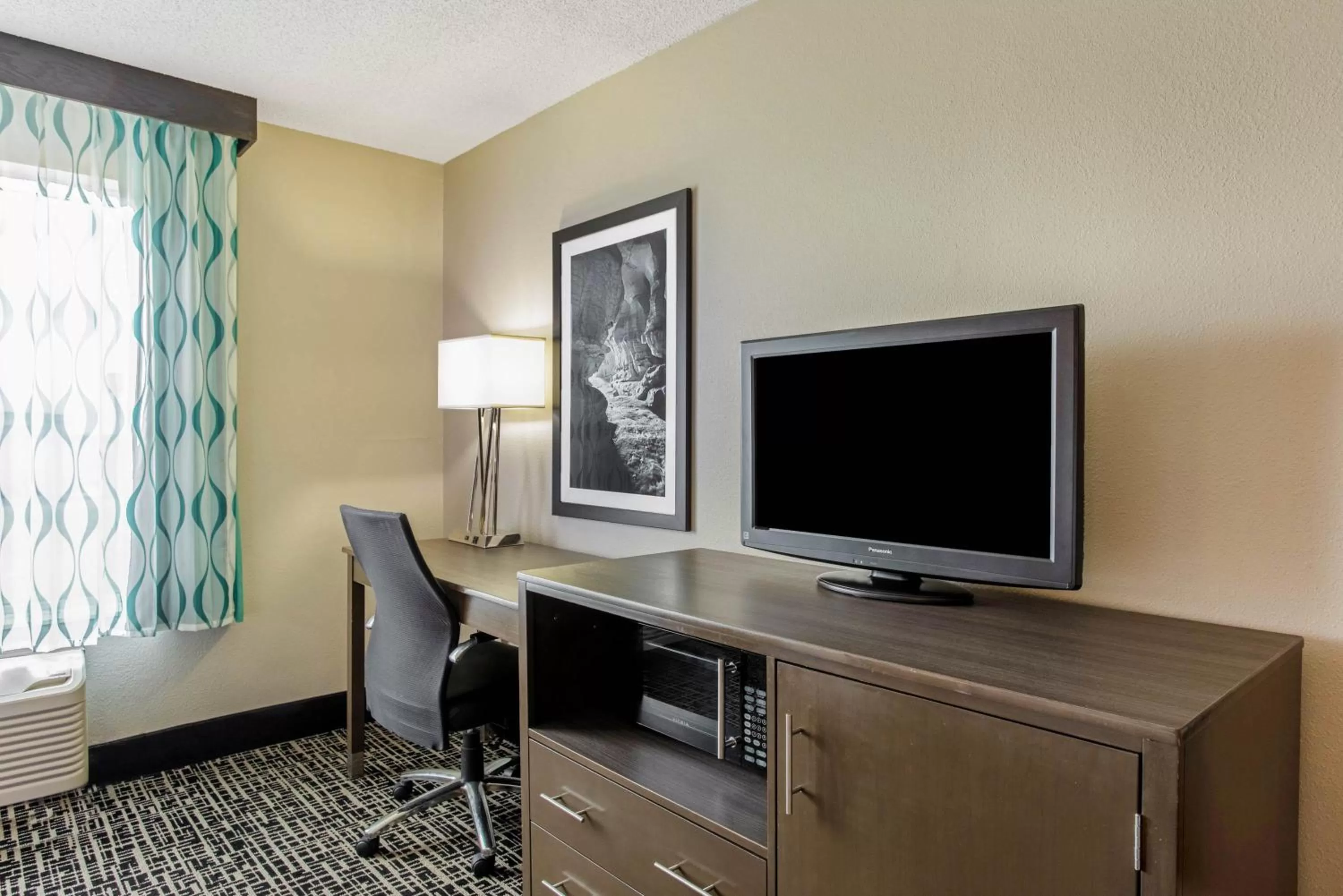TV and multimedia in La Quinta by Wyndham Hopkinsville
