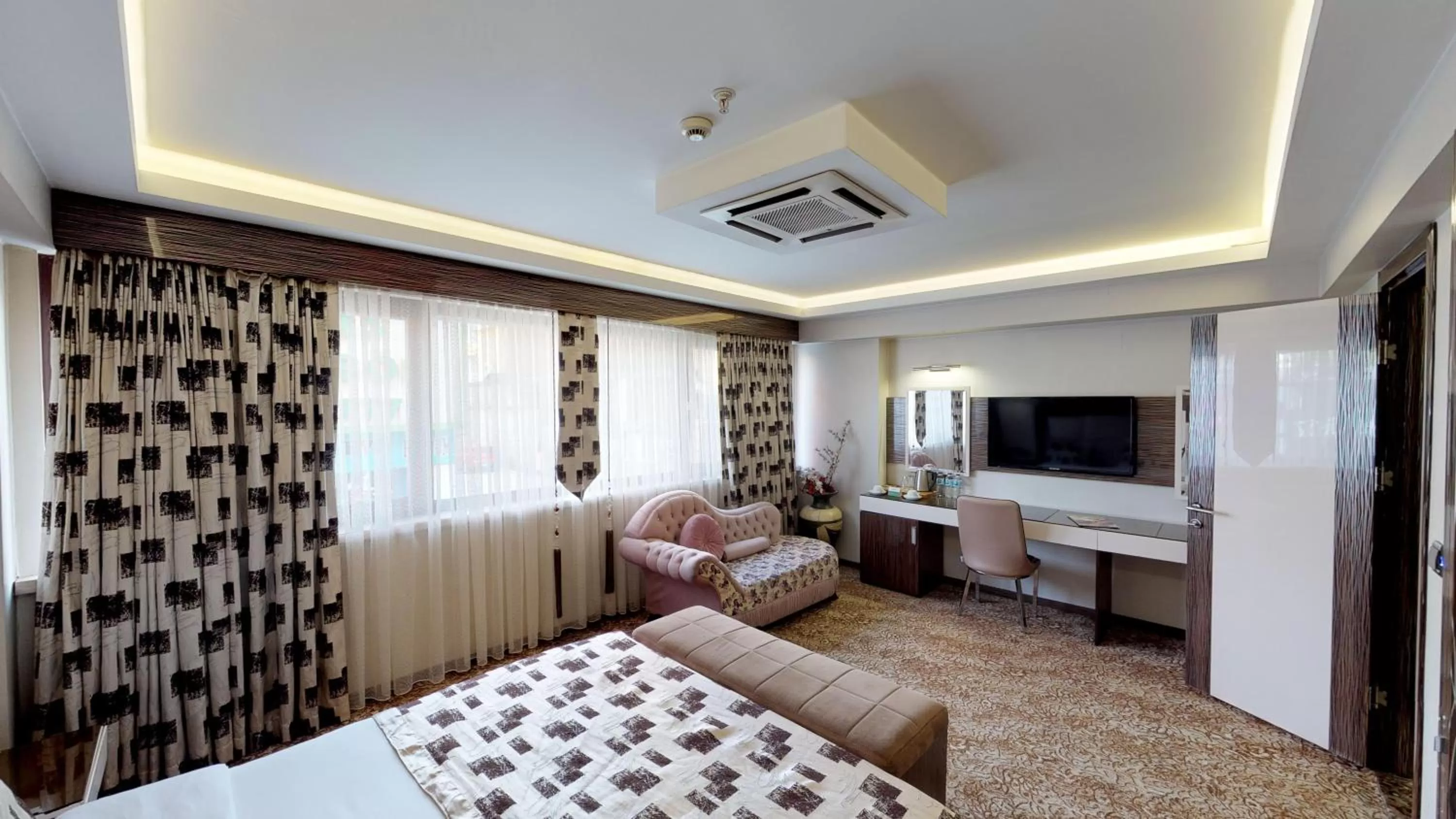 Bedroom, Bed in Green Prusa Hotel