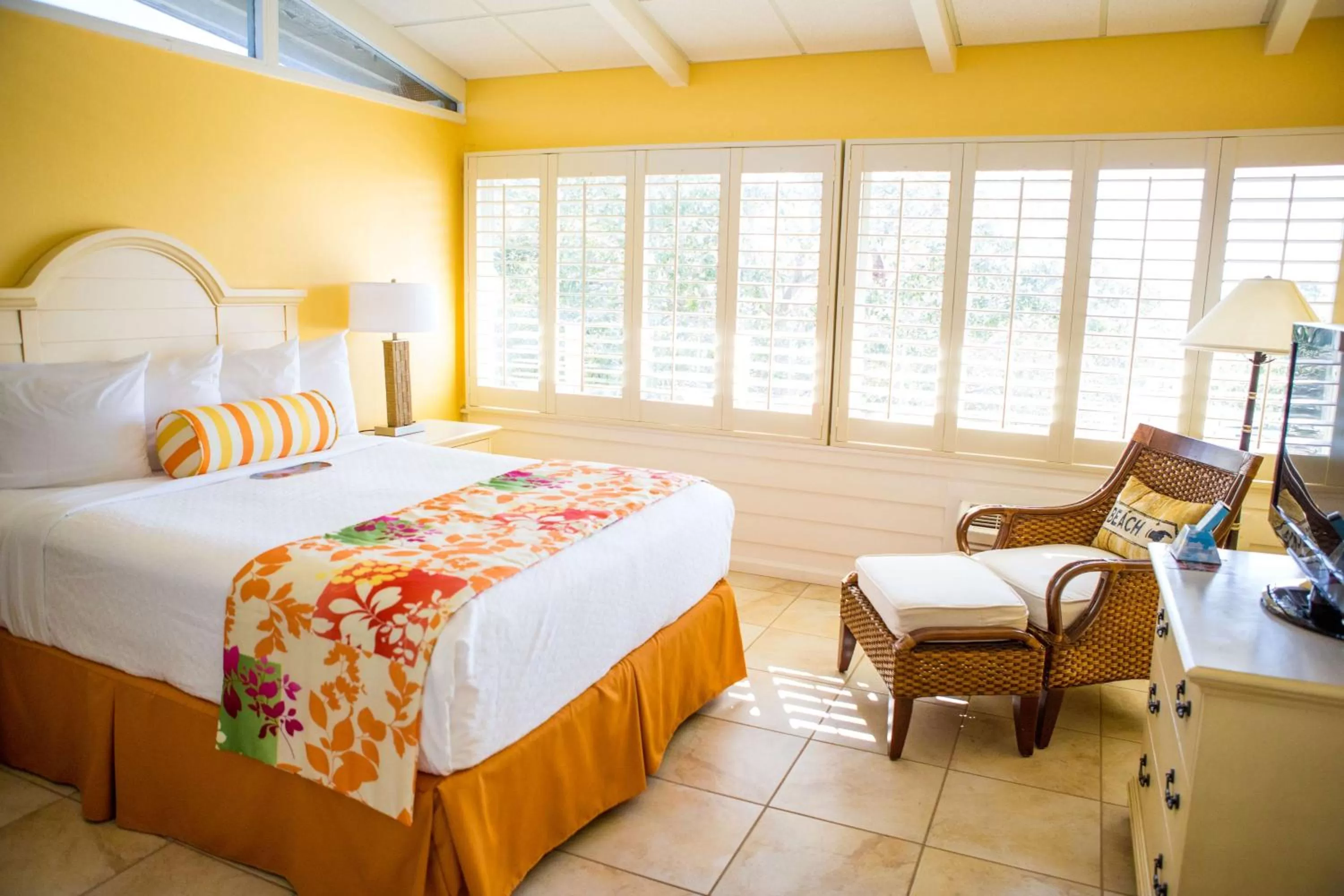 Photo of the whole room, Bed in Best Western Plus Yacht Harbor Inn