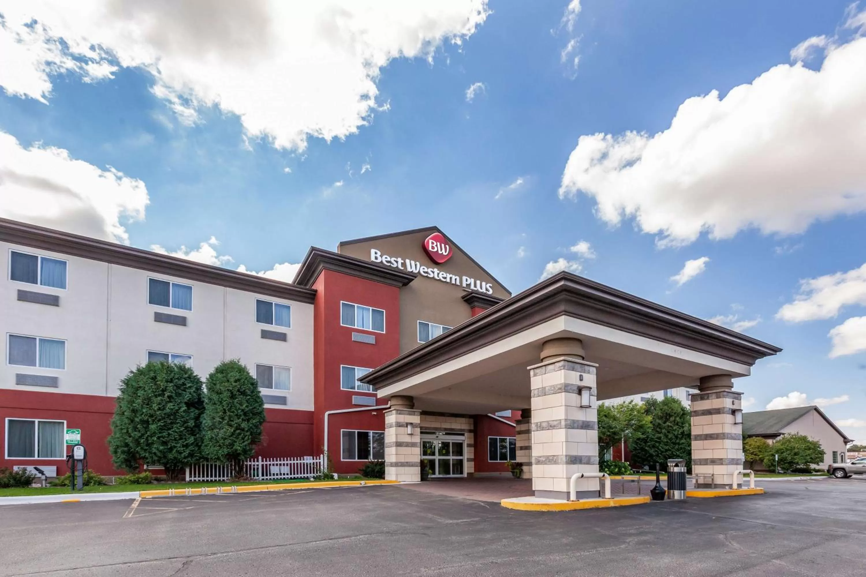 Property building in Best Western PLUS Sparta Trail Lodge