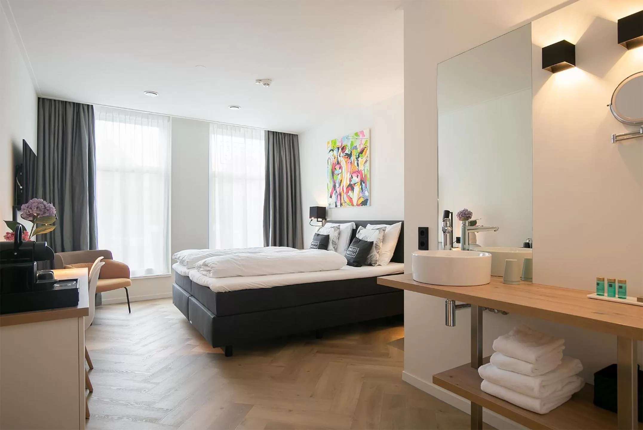 Bed in Snoozz Hotels Bolsward Boutique hotel zonder receptie met digitale sleutel