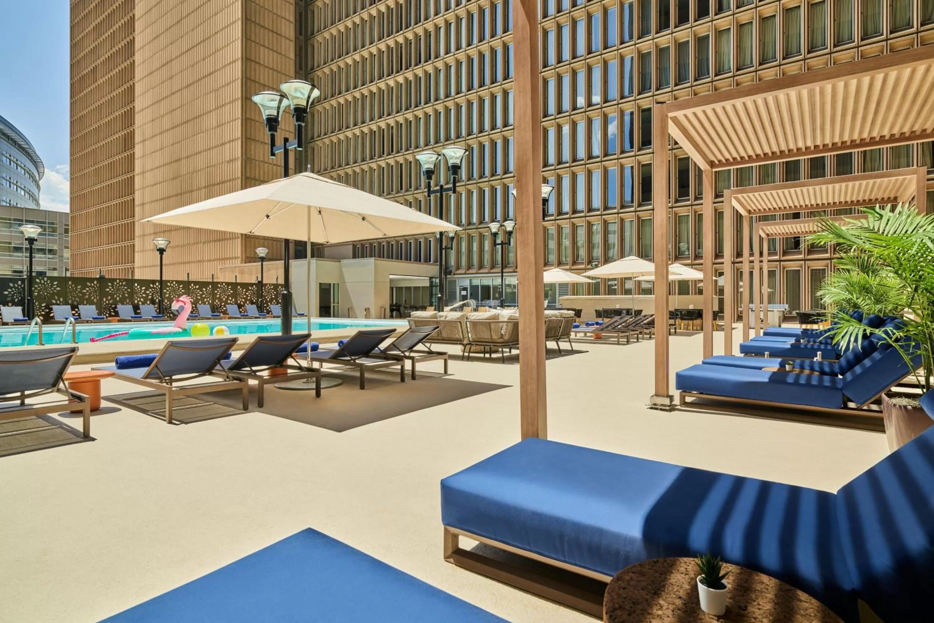 Swimming pool in Sheraton Denver Downtown Hotel