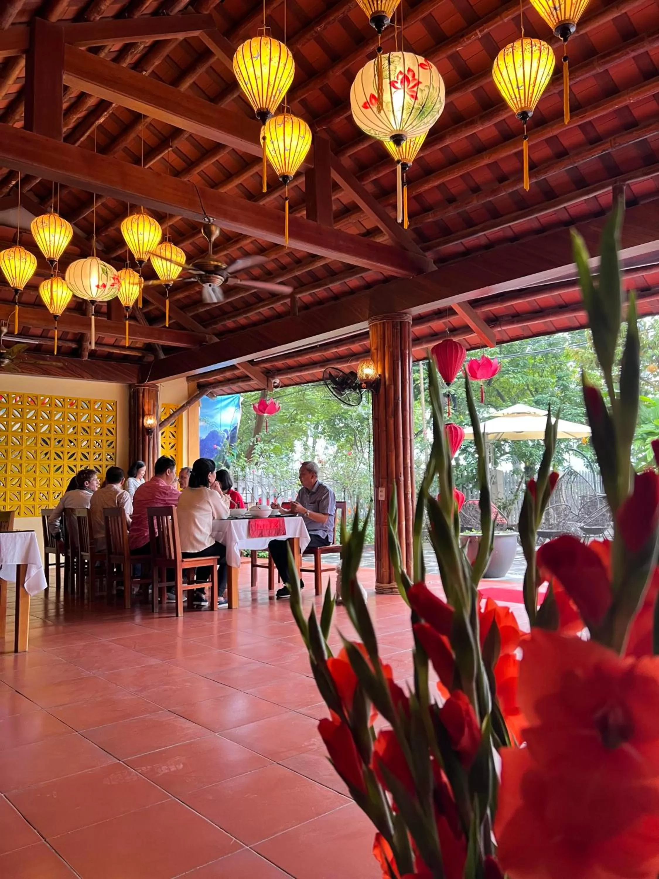 Restaurant/places to eat in Chez Loan Hotel