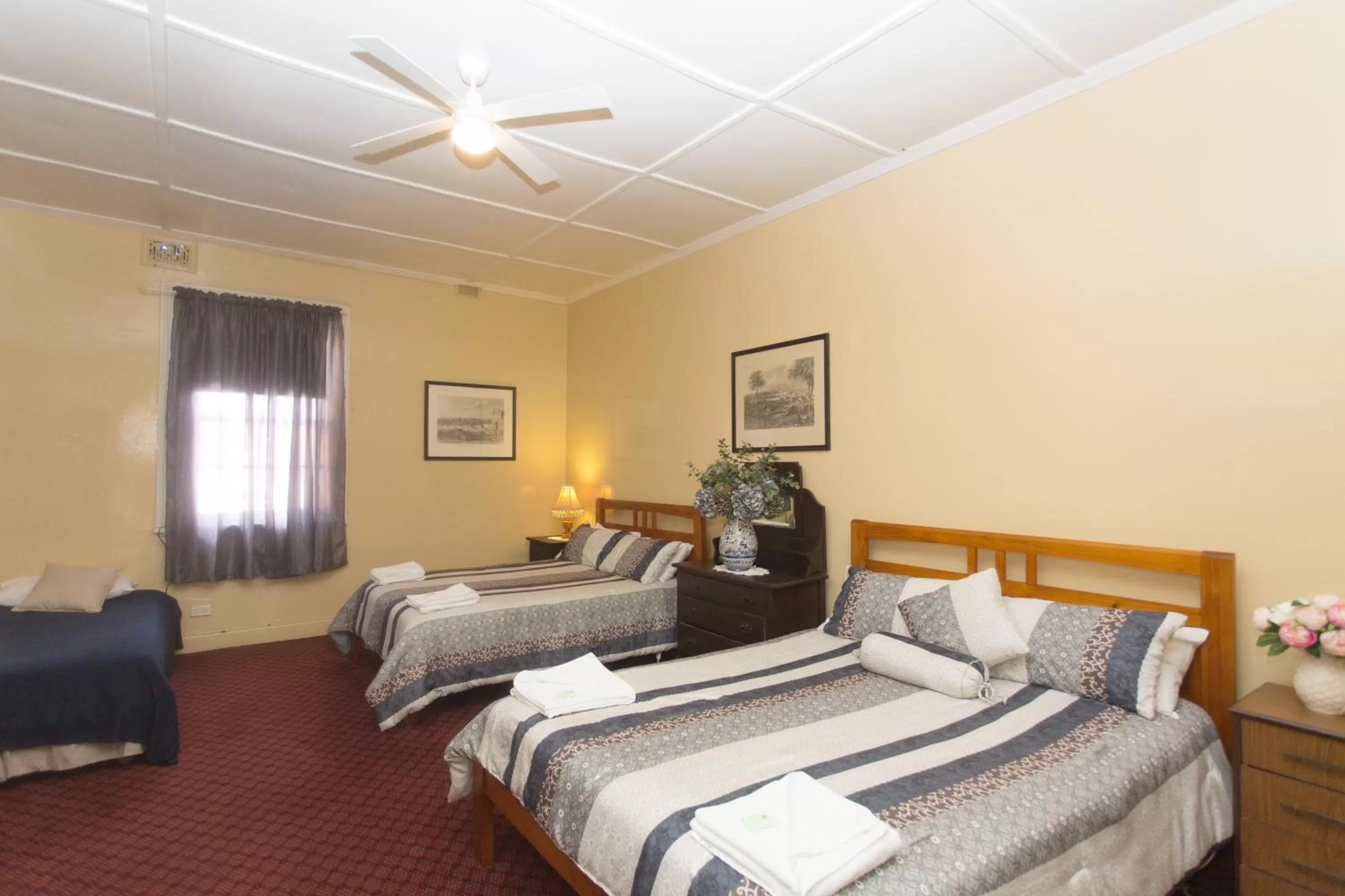 Bedroom in Southern Railway Hotel Goulburn