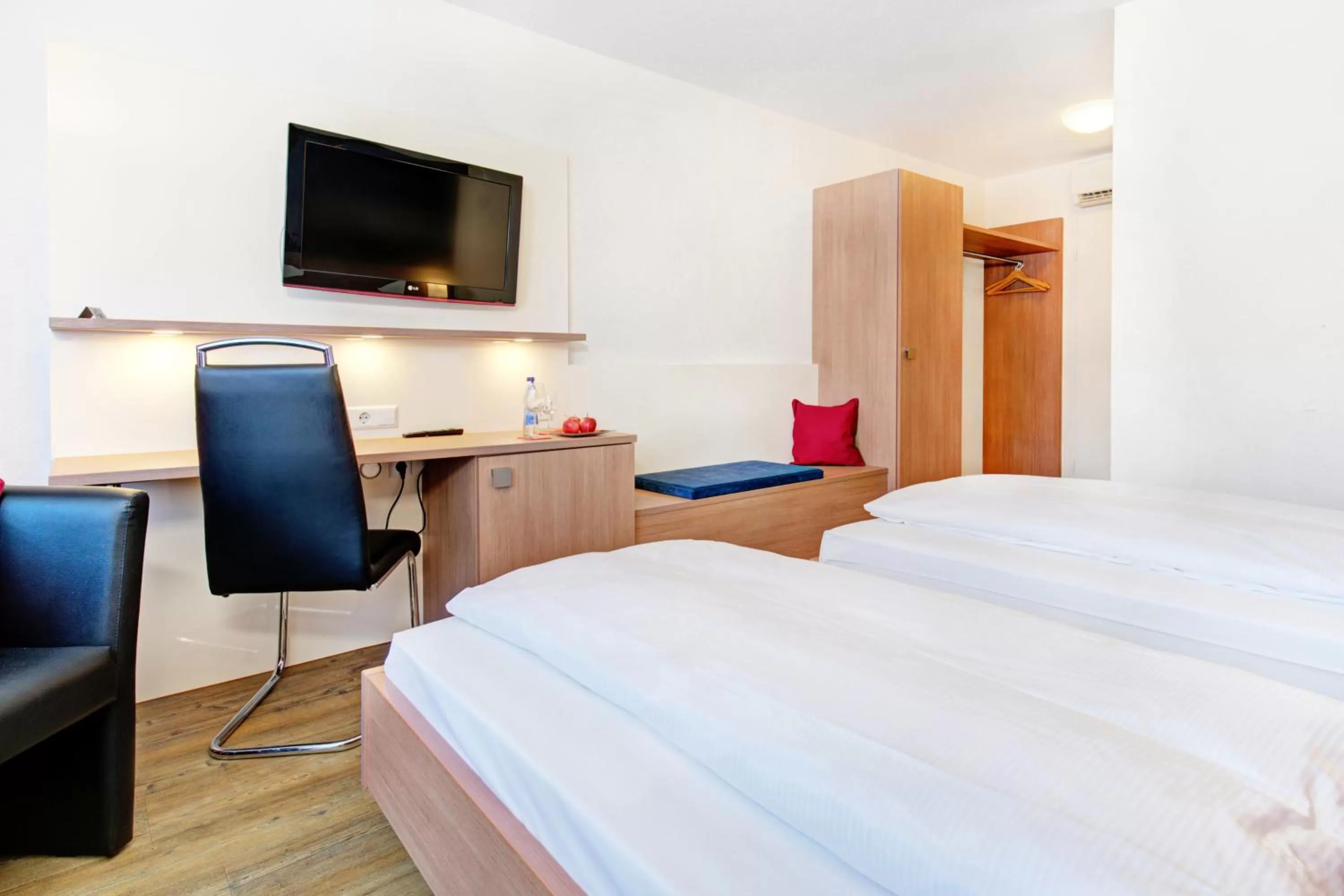 Staff, Bed in Ambassador TheContinents