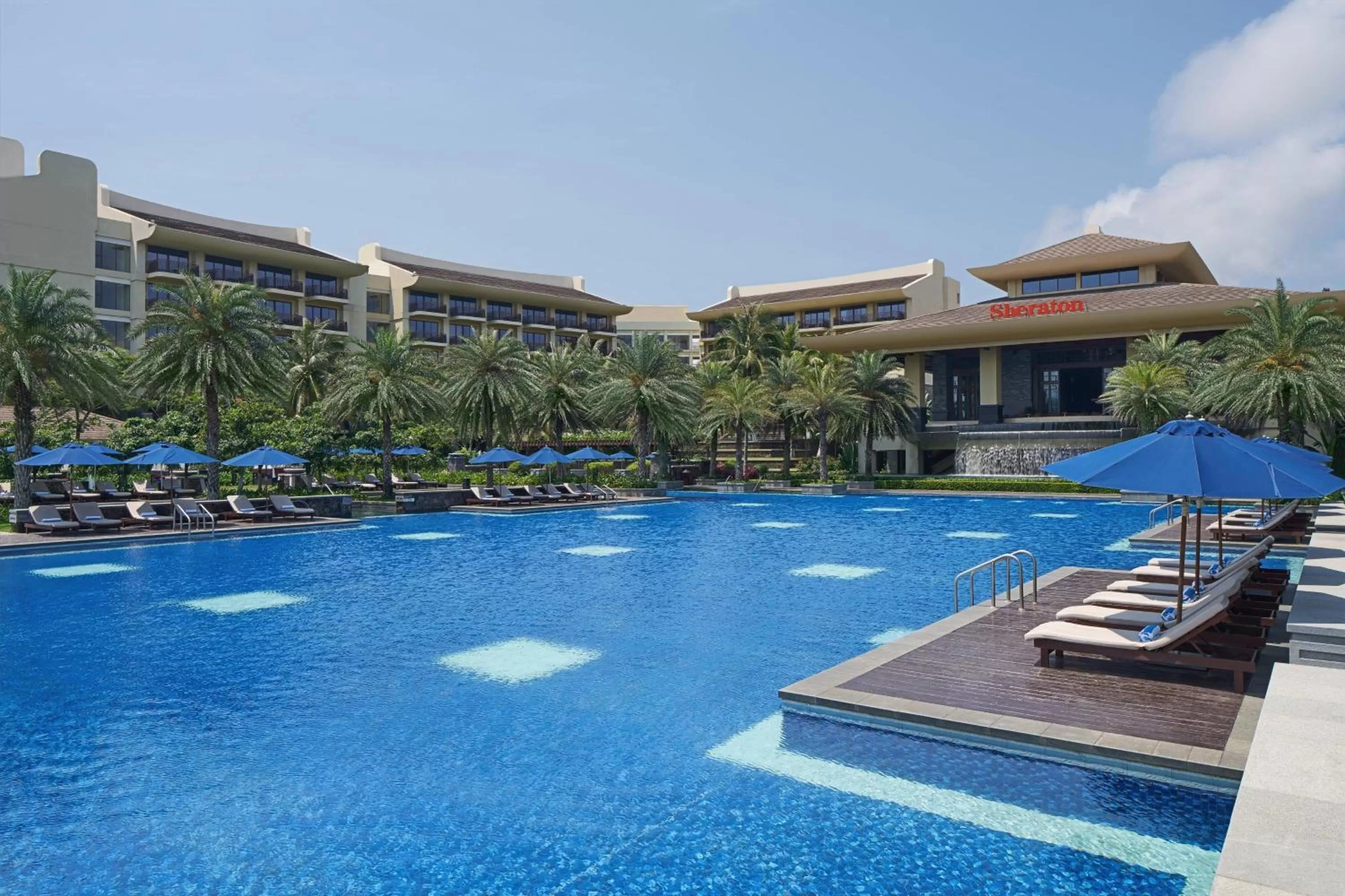 Swimming pool in Sheraton Shenzhou Peninsula Resort