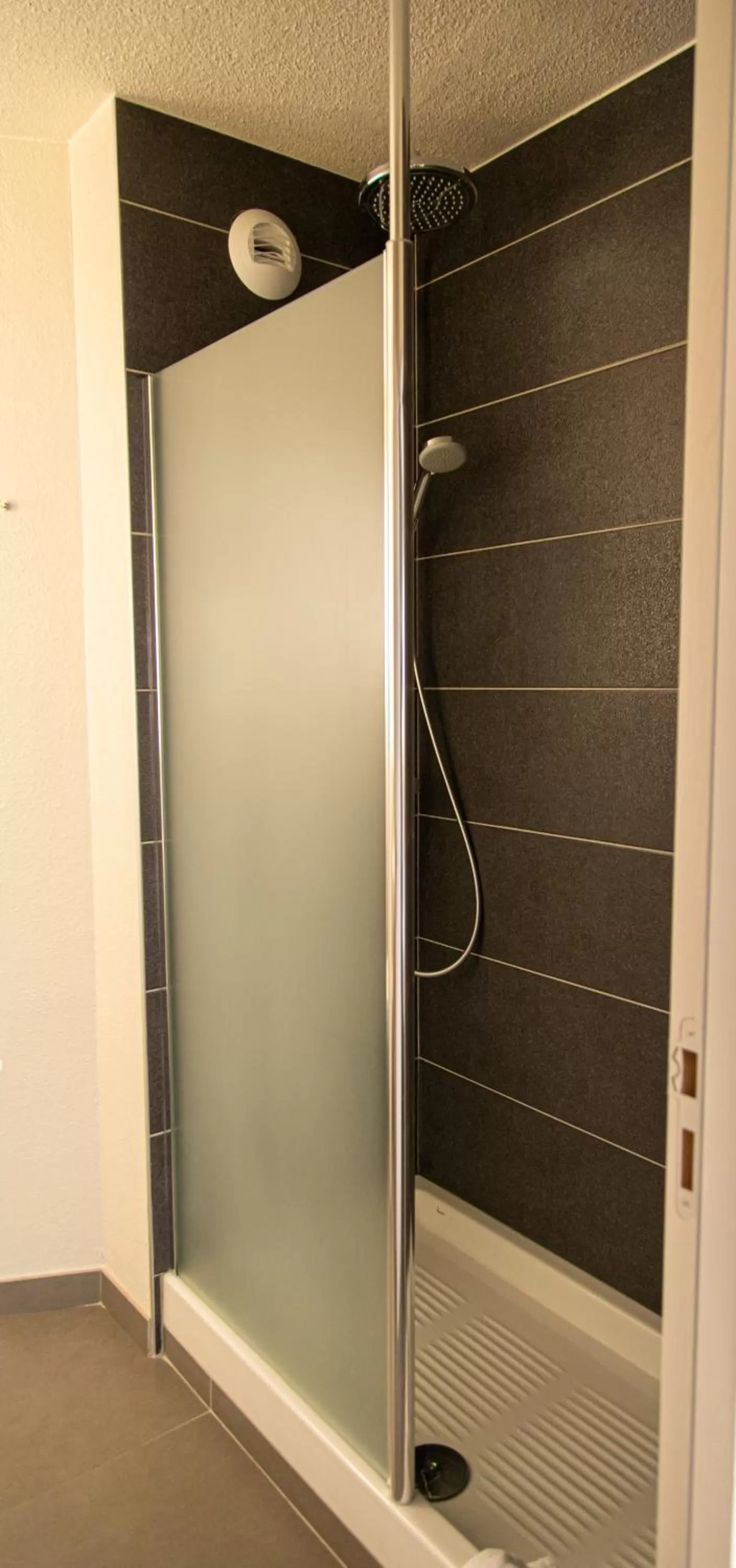 Shower in Campanile Toulouse - Blagnac Aéroport