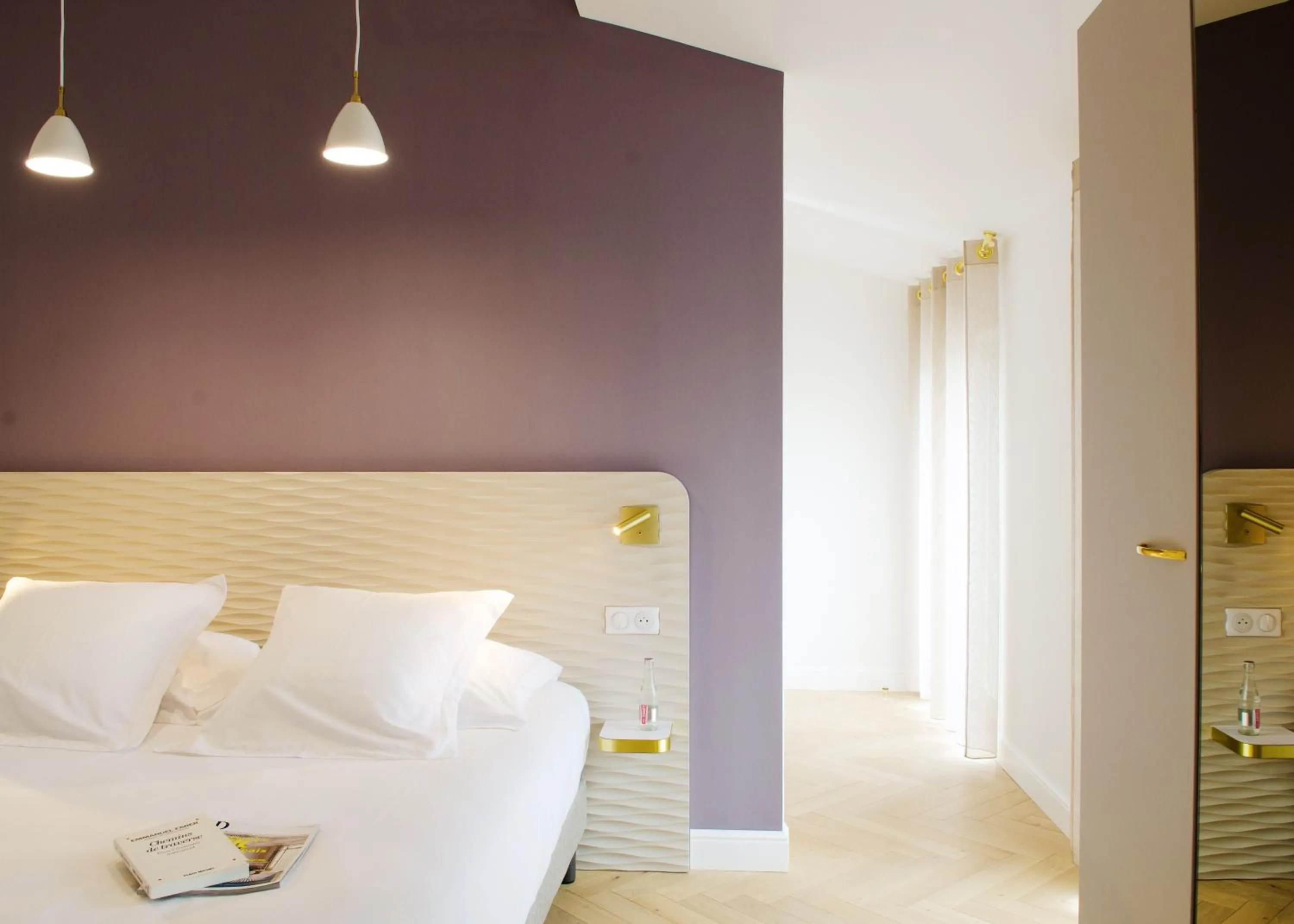 Photo of the whole room, Bed in Hôtel le XIX