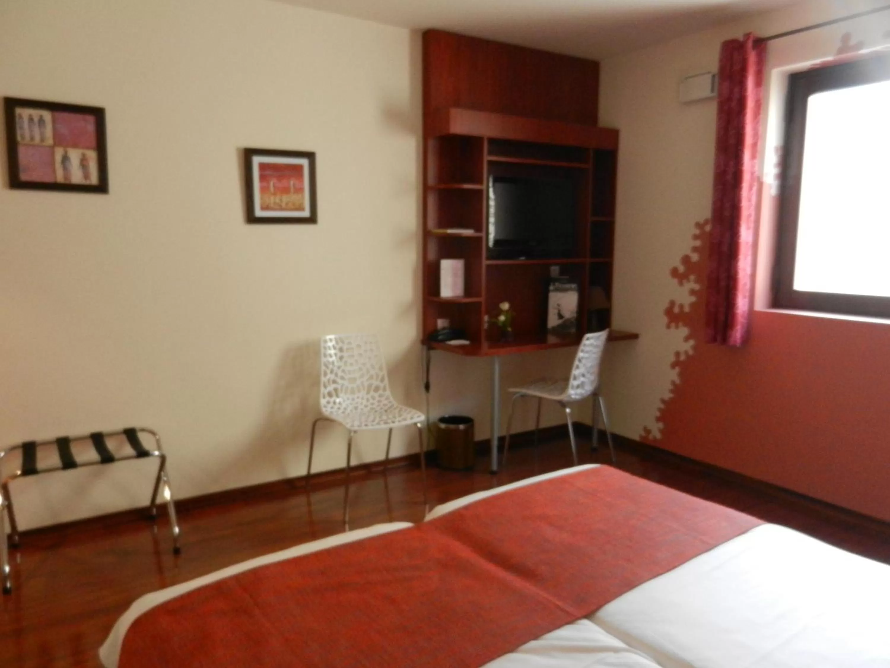 Bed in L'HÔTEL de CHARTRES