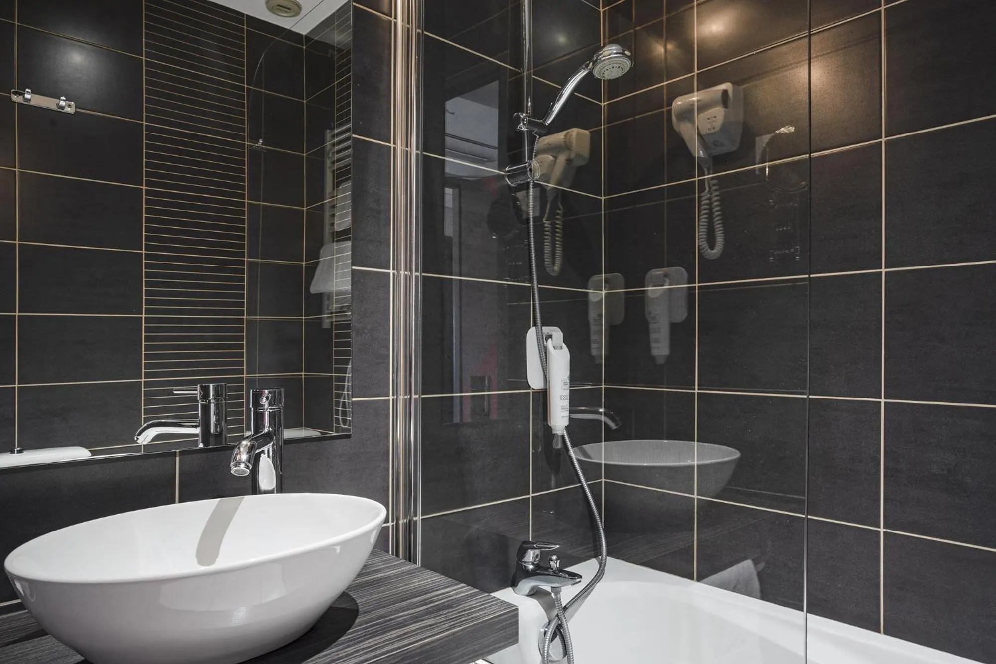 Shower in The Originals Boutique, Hôtel Le Pillebois, Bourg-en-Bresse Nord