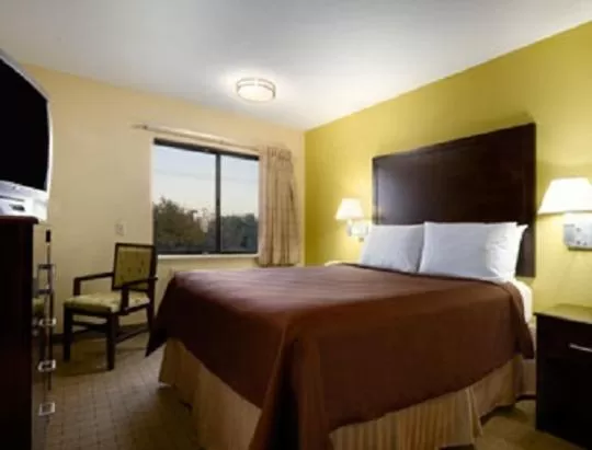 King Room - Non-Smoking in Days Inn & Suites by Wyndham DeSoto
