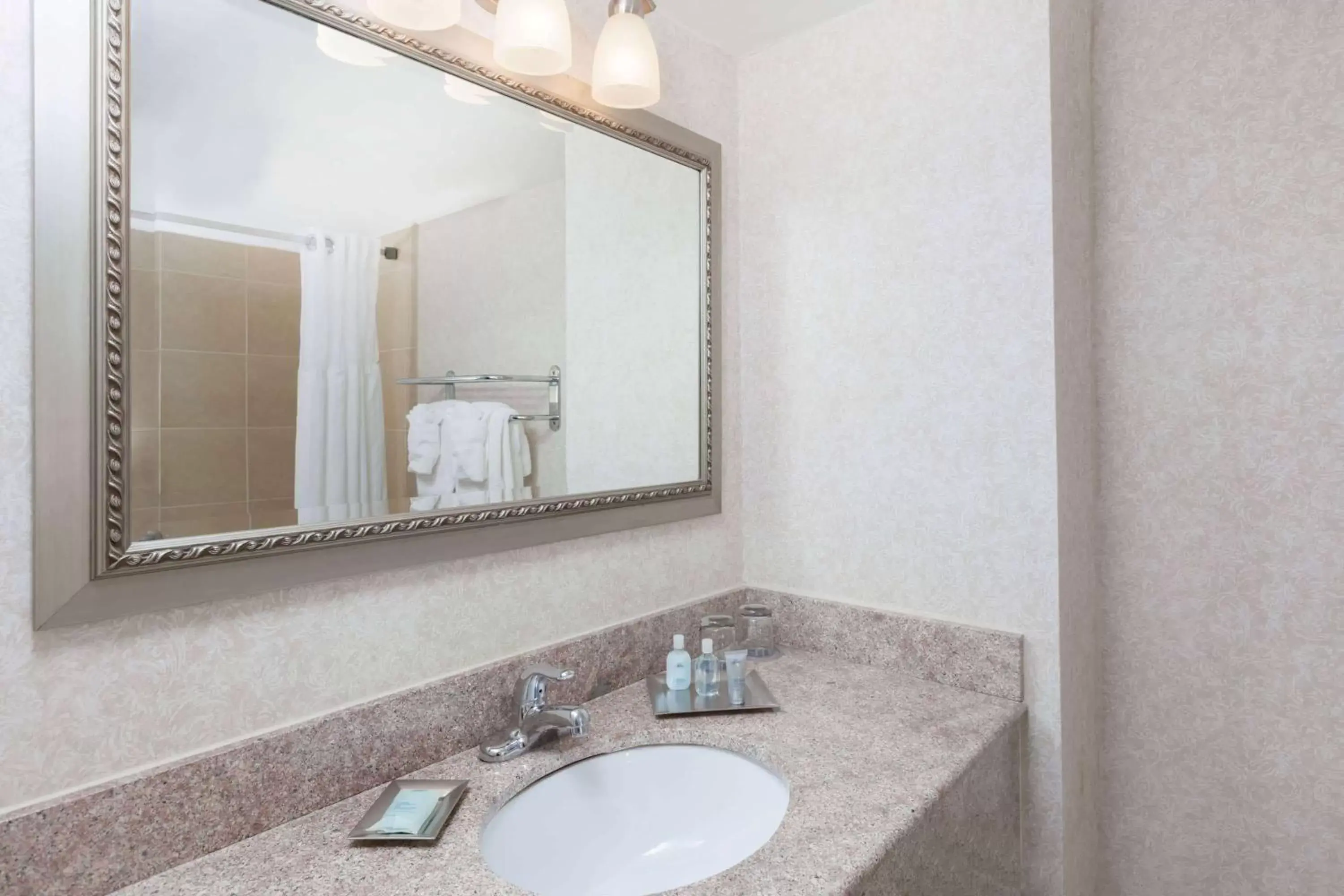 Coastal King Room with Jacuzzi - Non-Smoking in Wyndham Virginia Beach Oceanfront Coastal King Room with Jacuzzi - Non-Smoking in Wyndham Virginia Beach Oceanfront