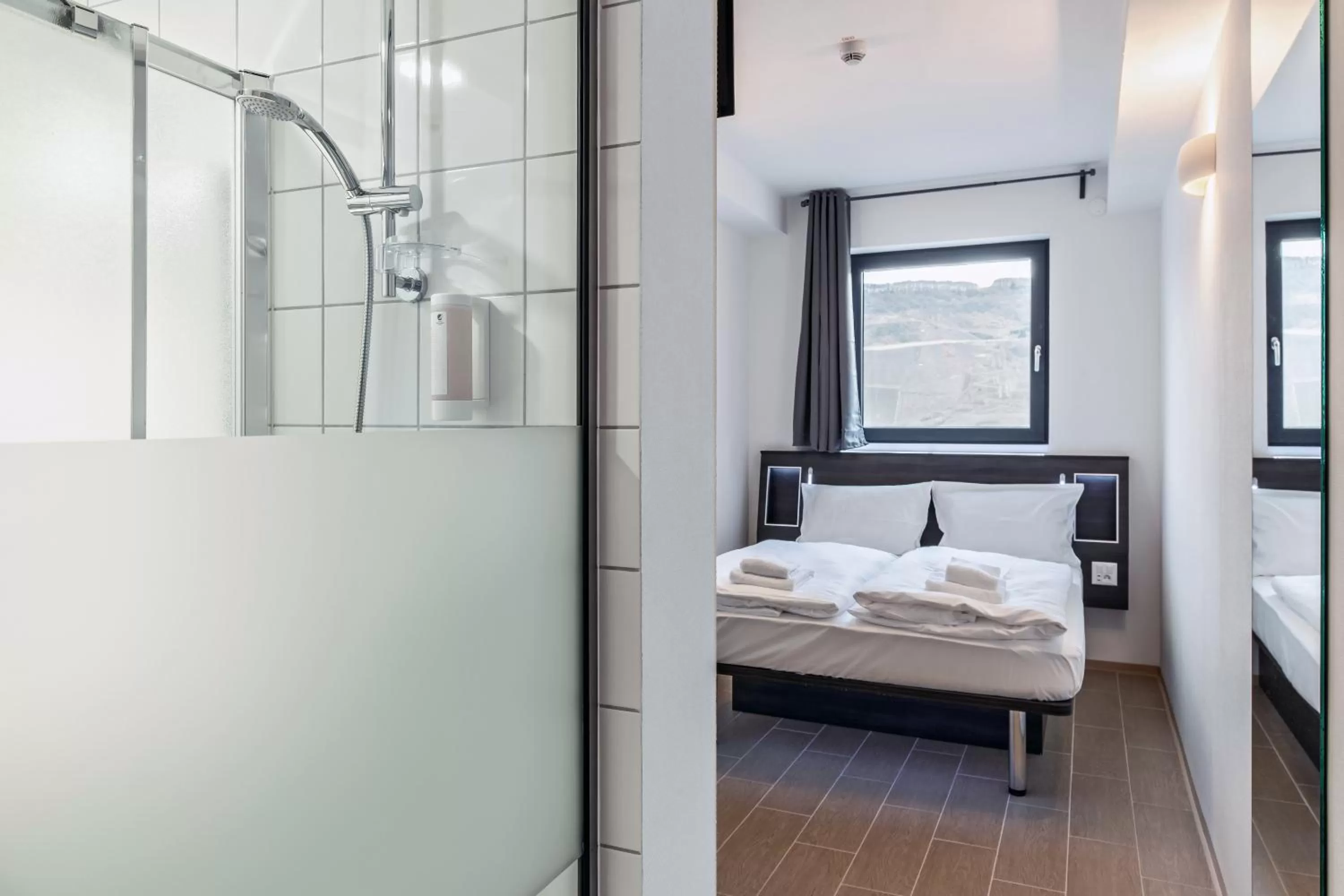 Shower, Bed in Augustus Hotel Bernkastel - Comfortable Budget Hotel