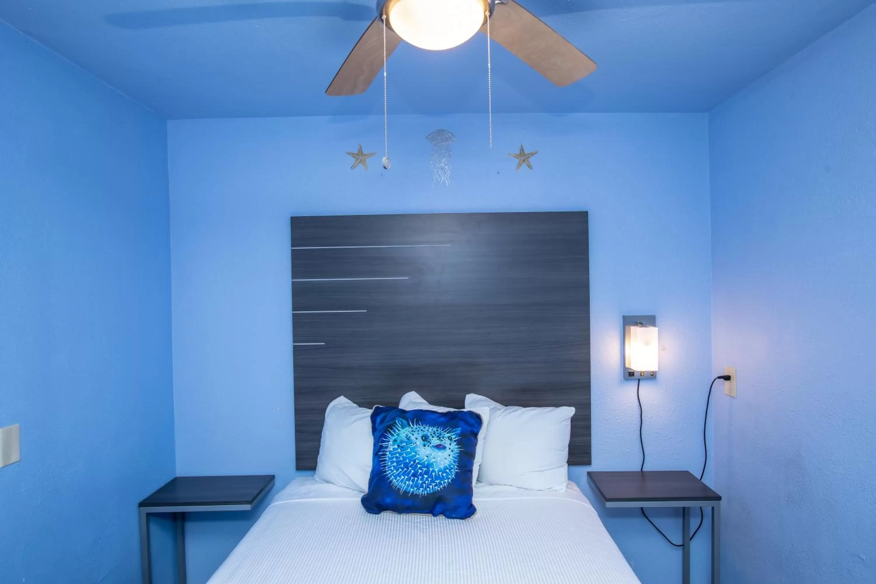 Bed in Aqua Breeze Inn