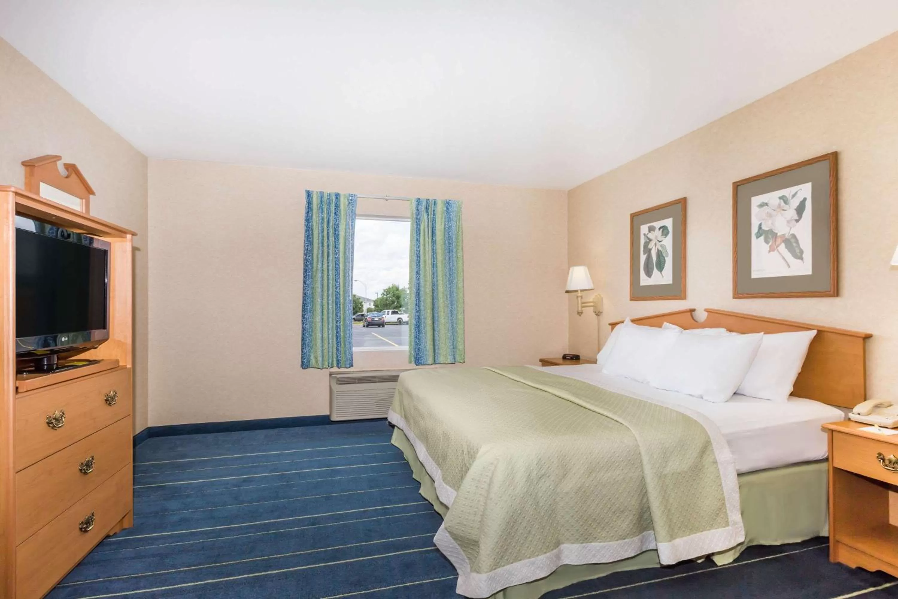 Photo of the whole room, Bed in Days Inn & Suites by Wyndham Bridgeport - Clarksburg
