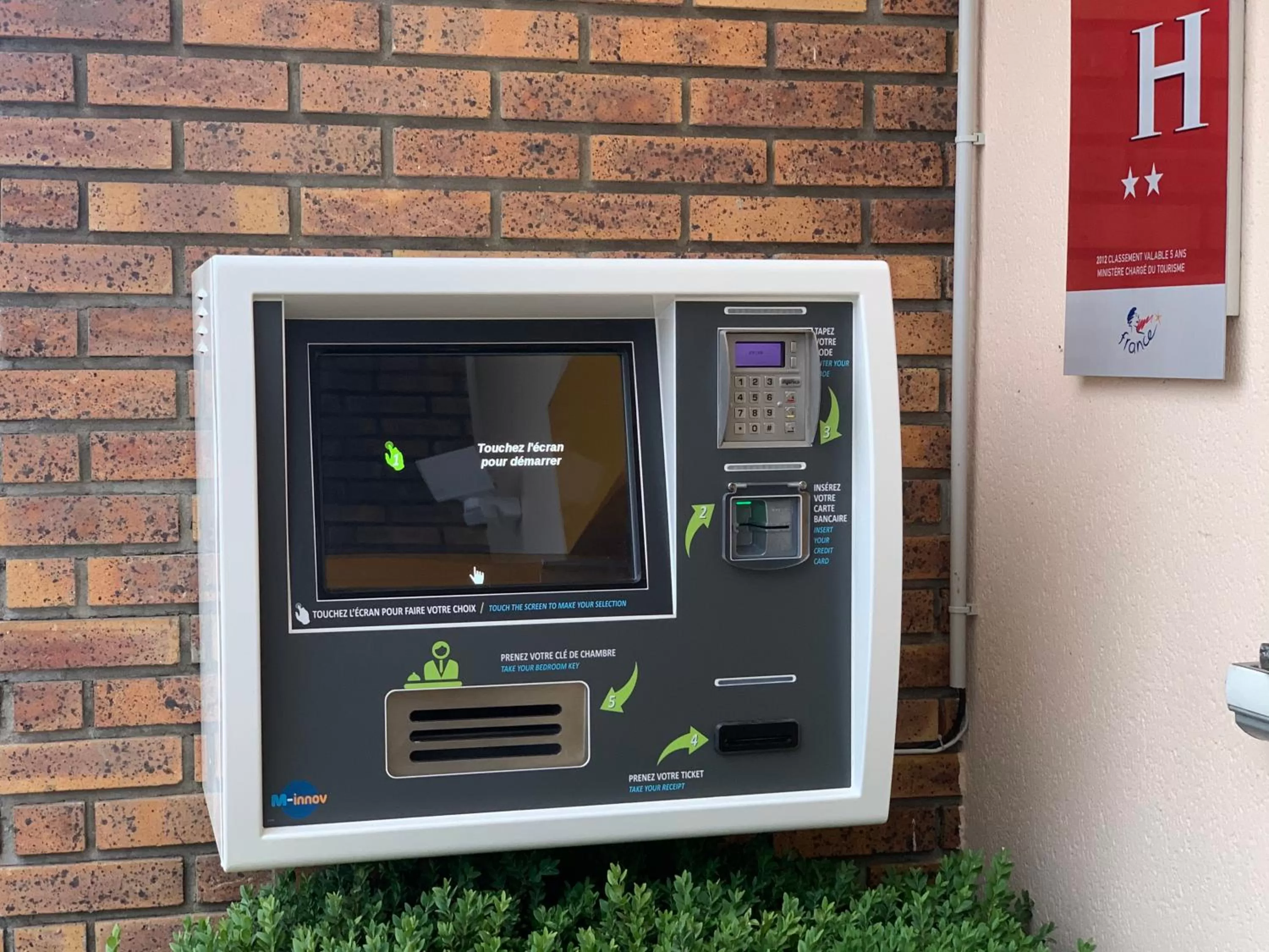 Lobby or reception in Hôtel The Originals Access, Bourges Nord Saint-Doulchard