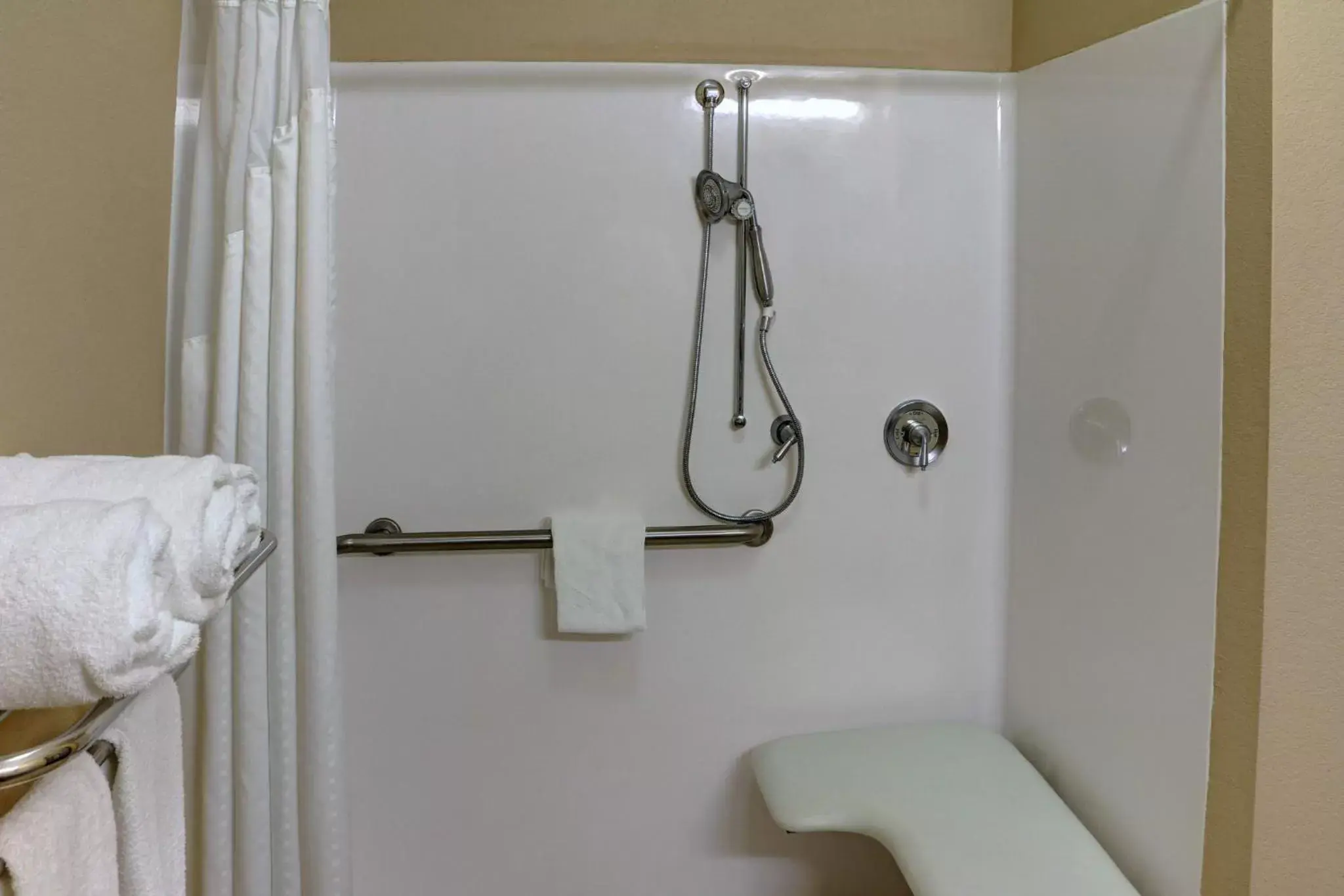 King Room with Roll-In Shower - Disability Access in Holiday Inn Express Tyler South, an IHG Hotel King Room with Roll-In Shower - Disability Access in Holiday Inn Express Tyler South, an IHG Hotel