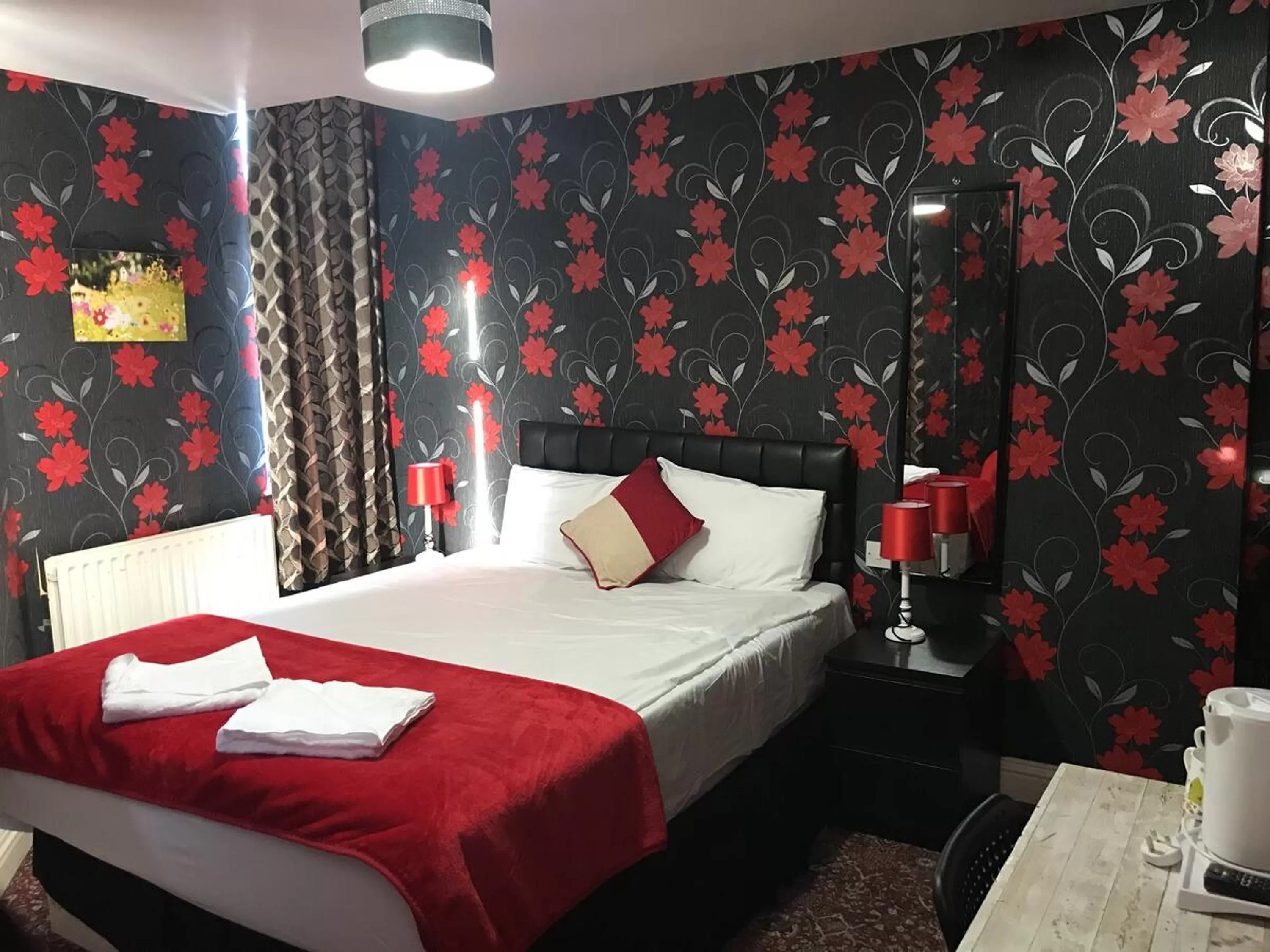 Bedroom, Bed in Pacific Inn London Heathrow