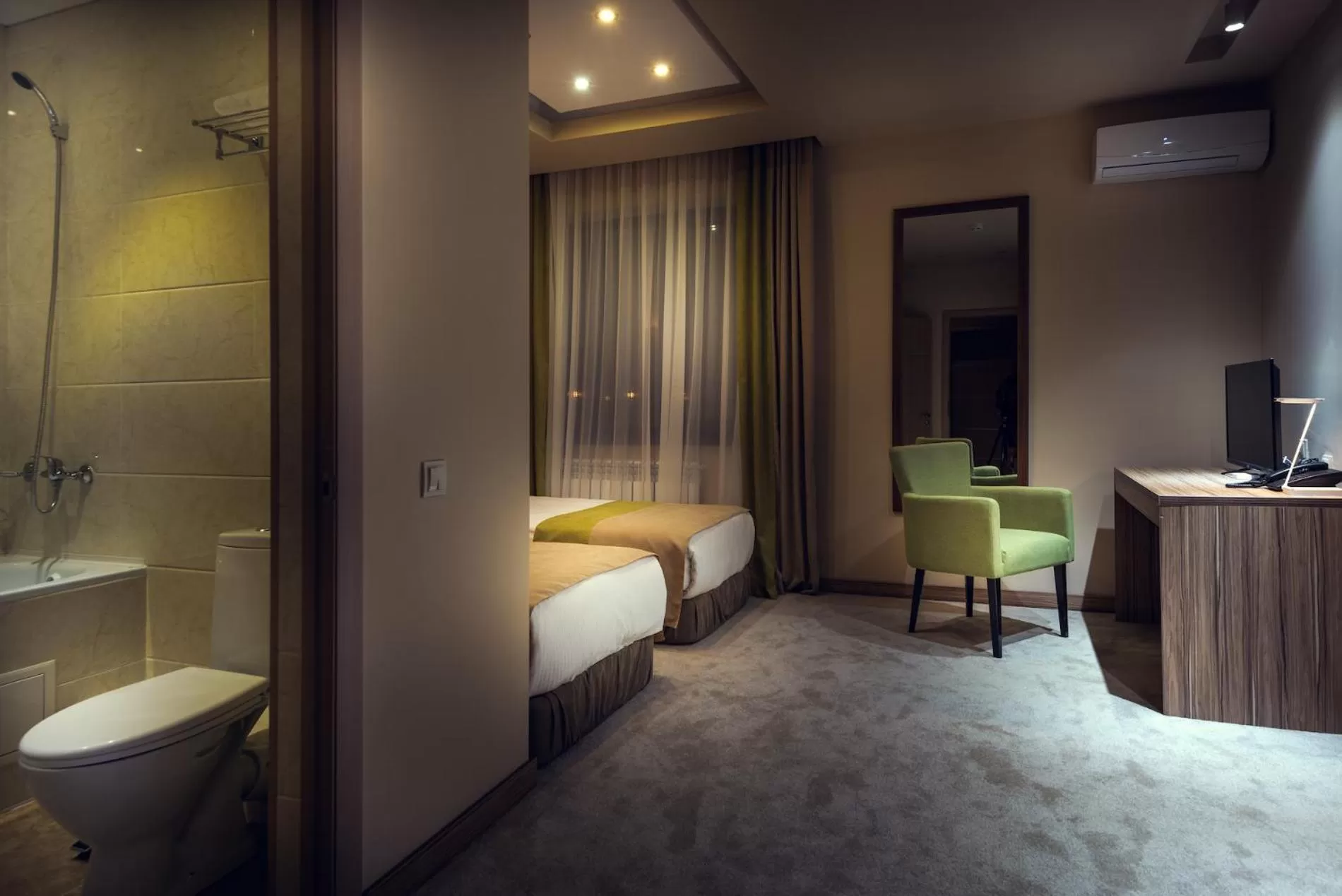 Photo of the whole room, Bed in Come INN