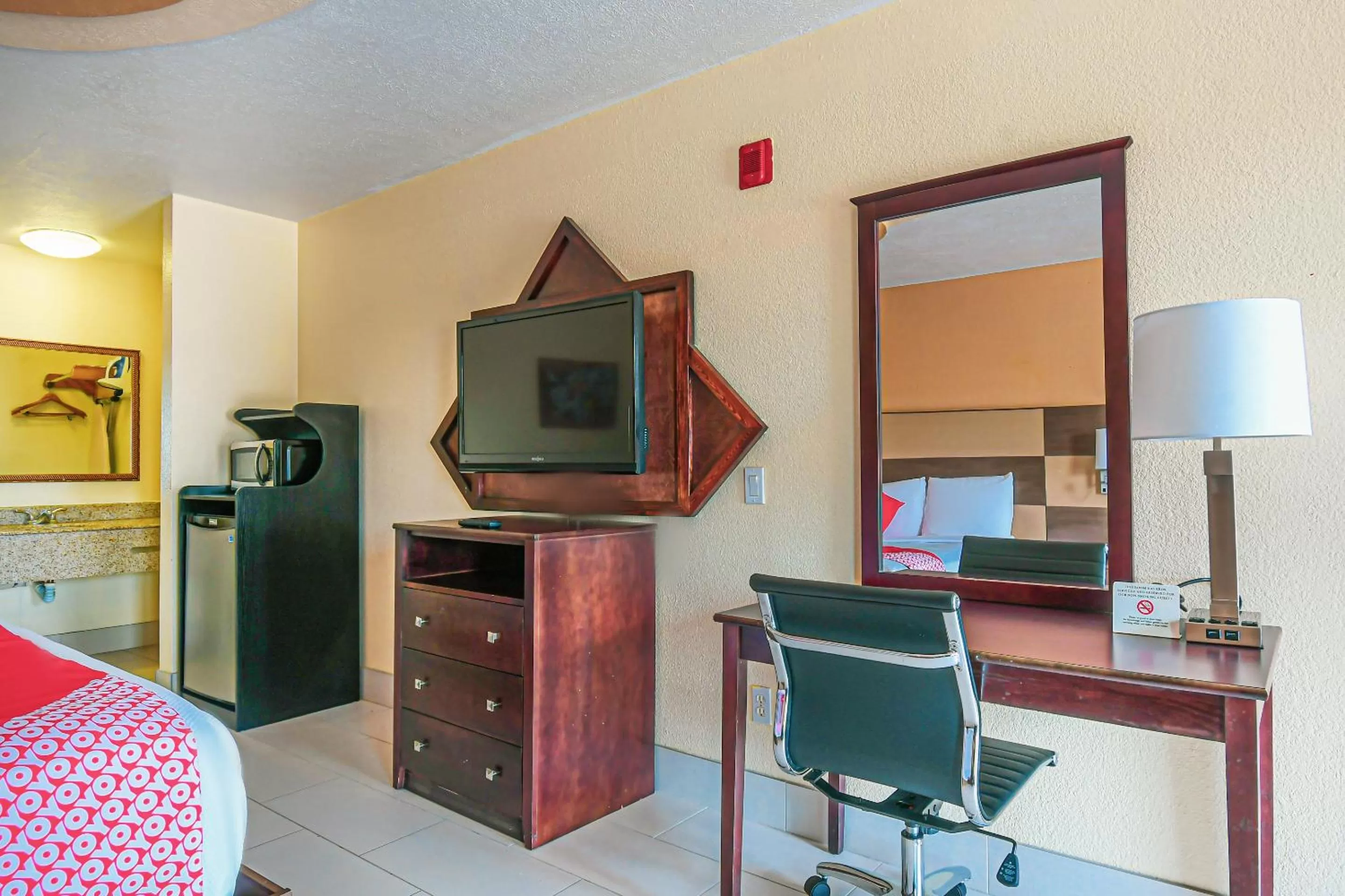Bedroom, TV/Entertainment Center in OYO Hotel Shenandoah Woodlands Mall