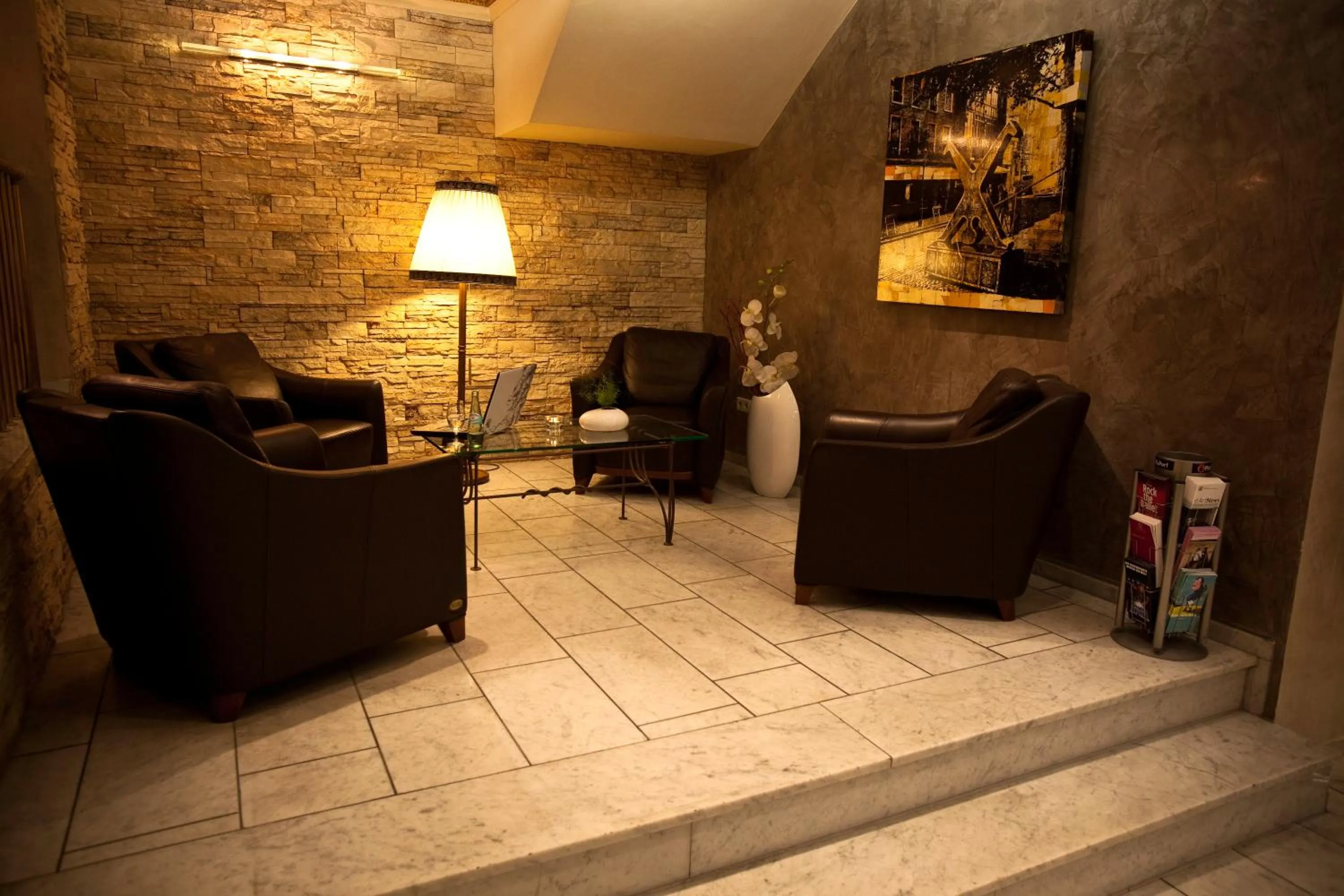 Lounge or bar in Atomis Hotel Düsseldorf City