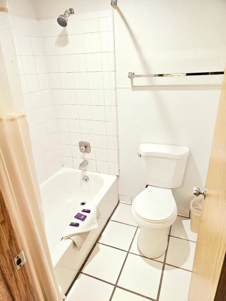 King Room in Affordable Inns Evanston