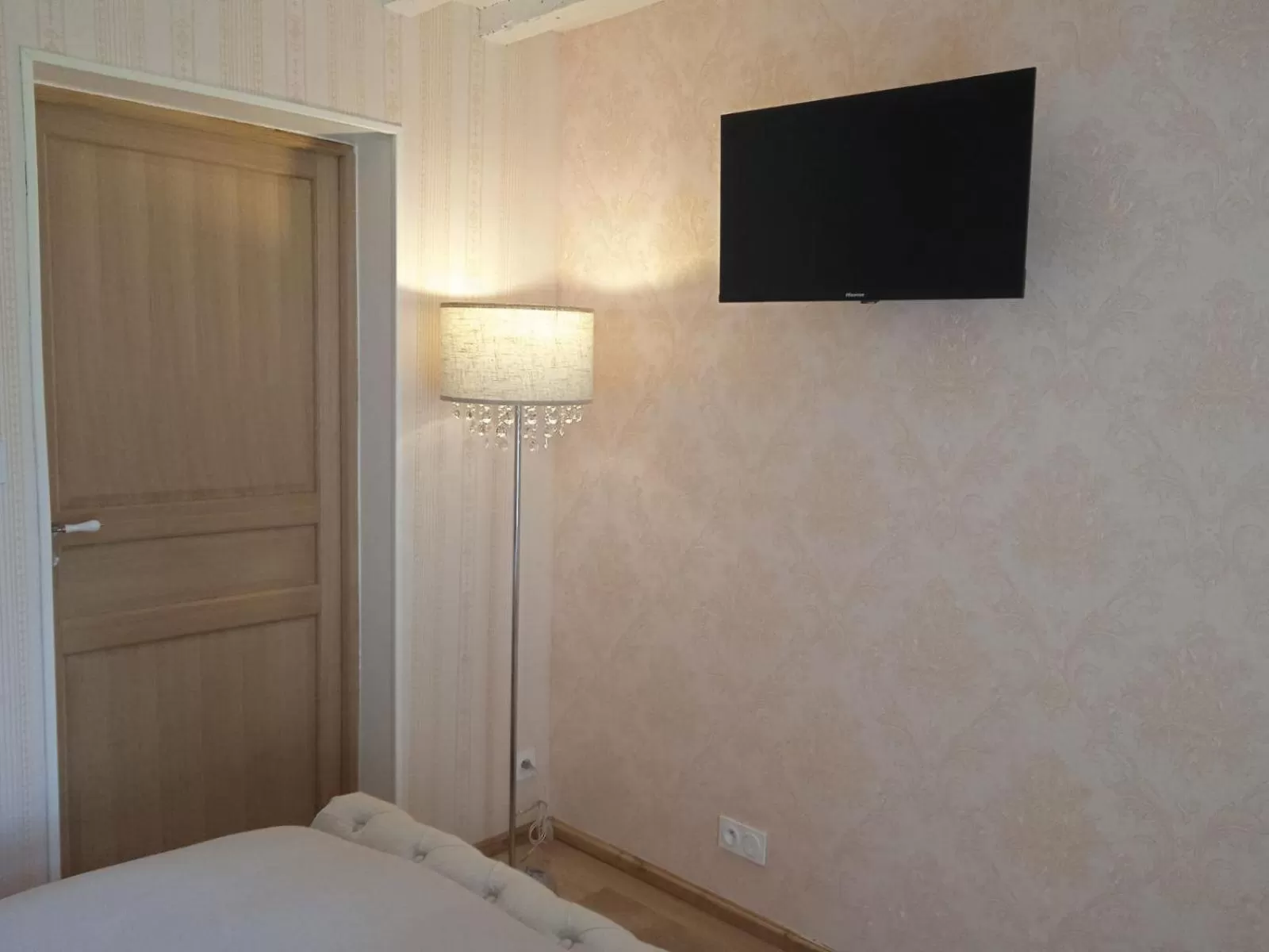 Photo of the whole room, TV/Entertainment Center in Aux Léopards Normands