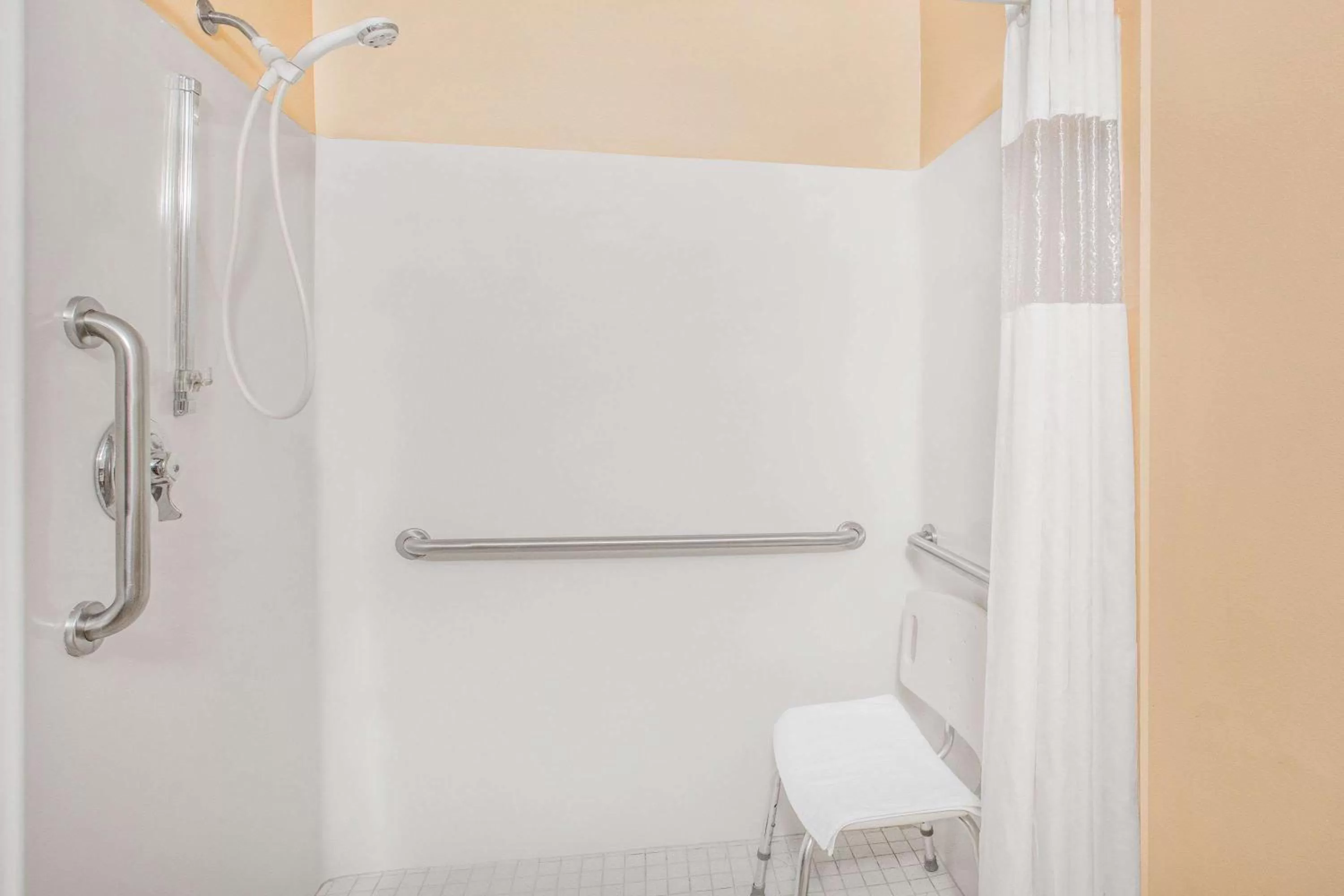 Bathroom in Days Inn by Wyndham Worthington