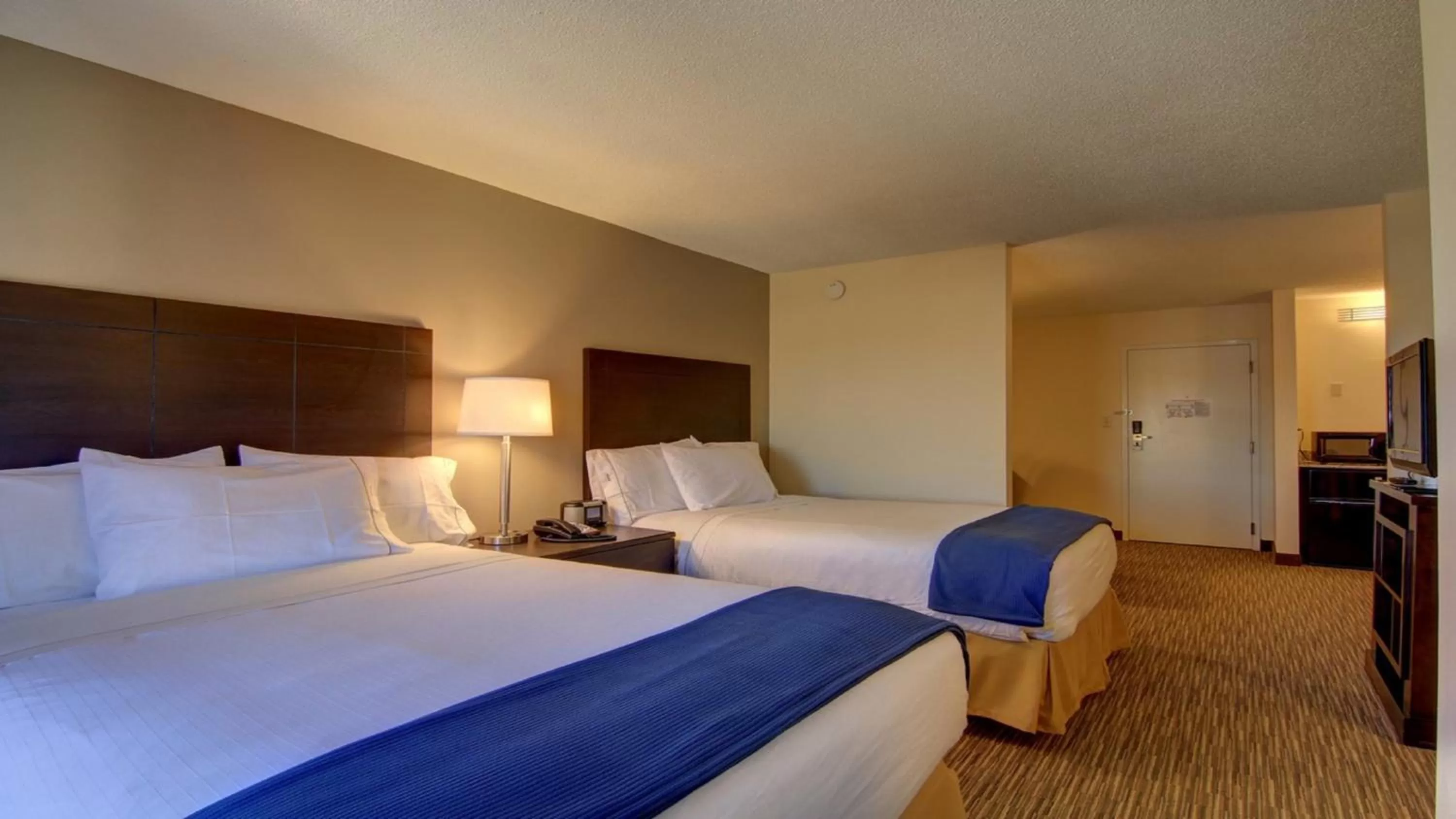 Photo of the whole room, Bed in Holiday Inn Express & Suites Alpharetta by IHG