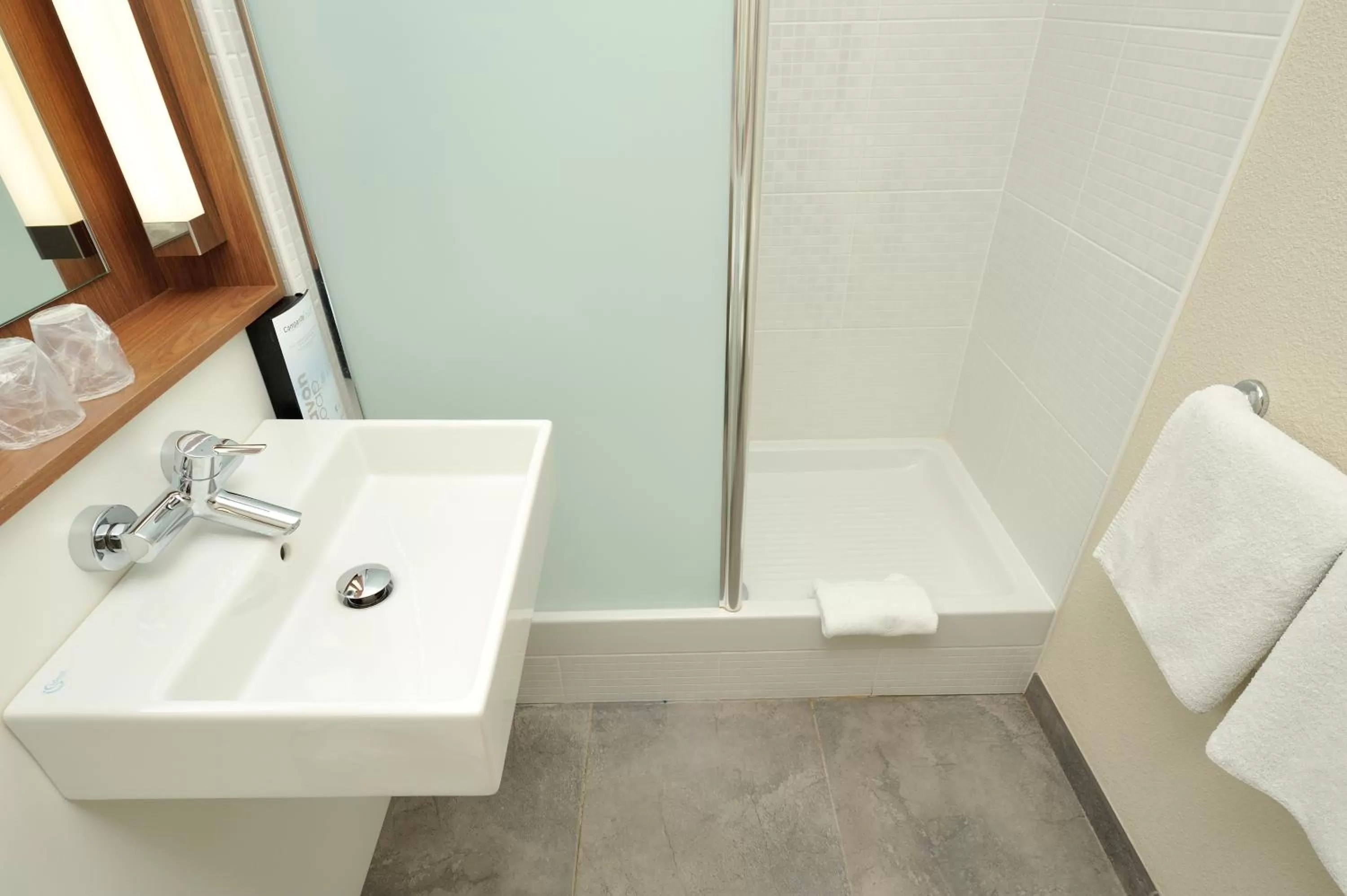Shower in Campanile Saint Quentin