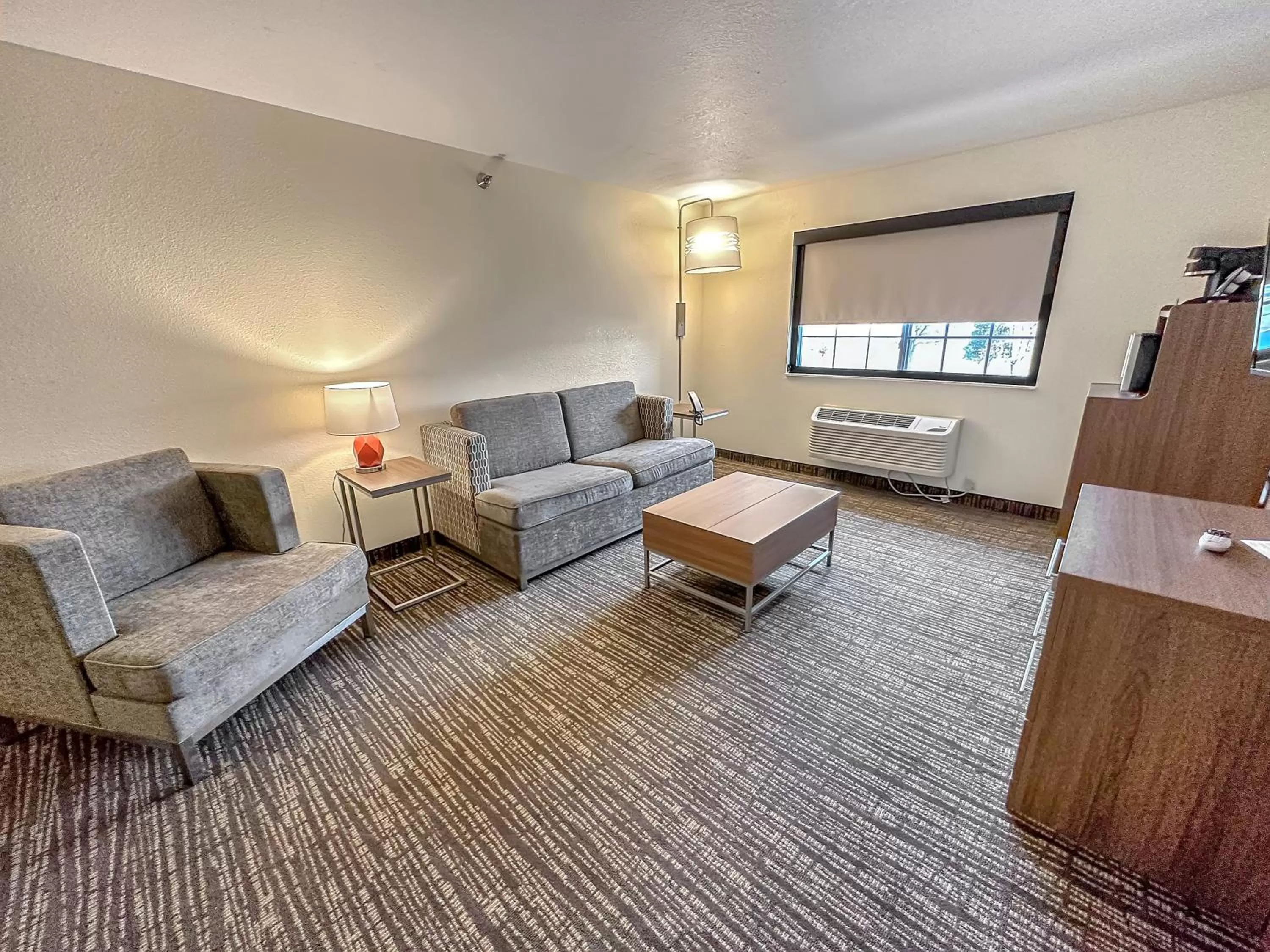 Communal lounge/ TV room in Estherville Hotel & Suites