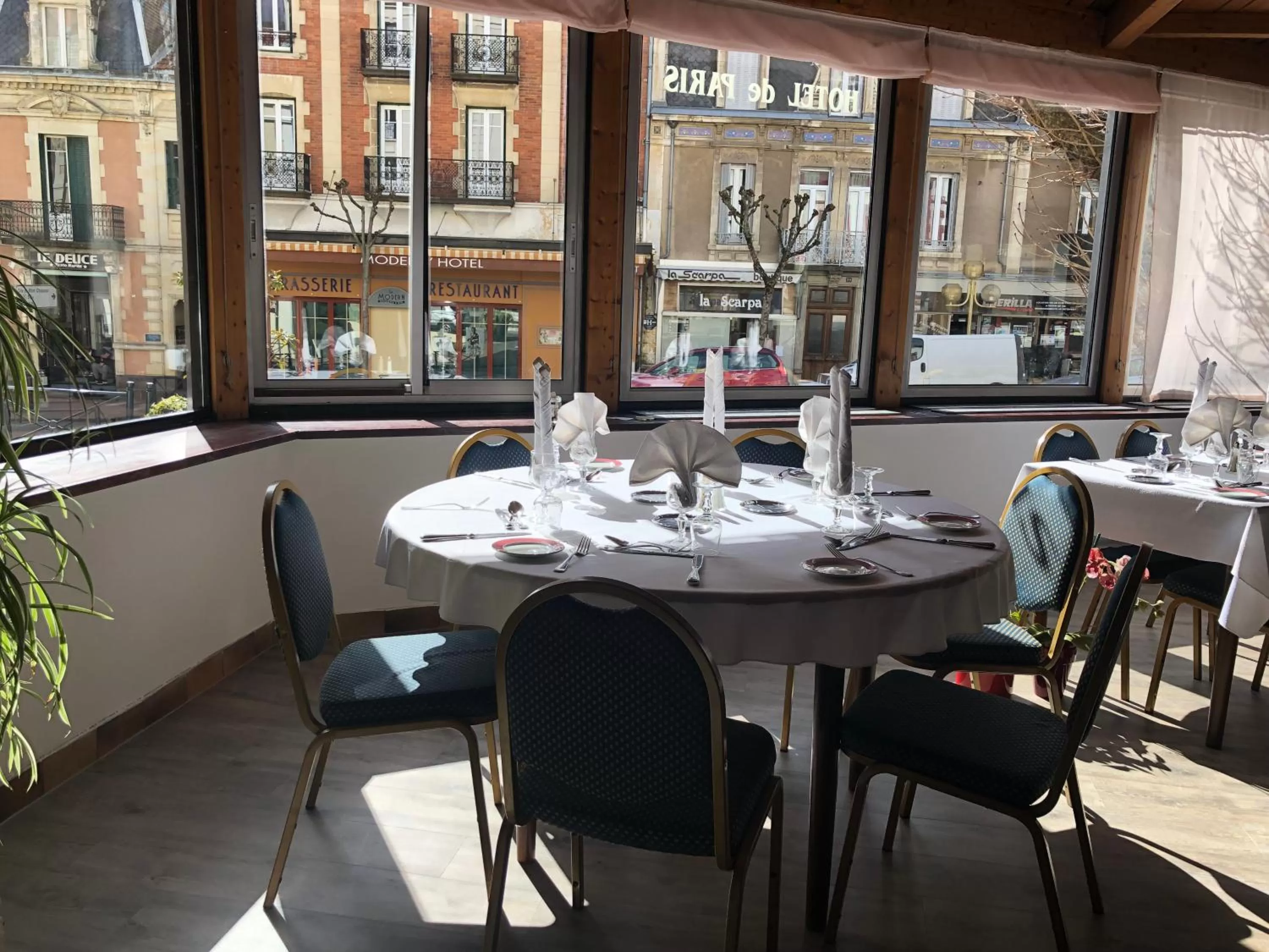 Restaurant/places to eat in Hôtel de Paris