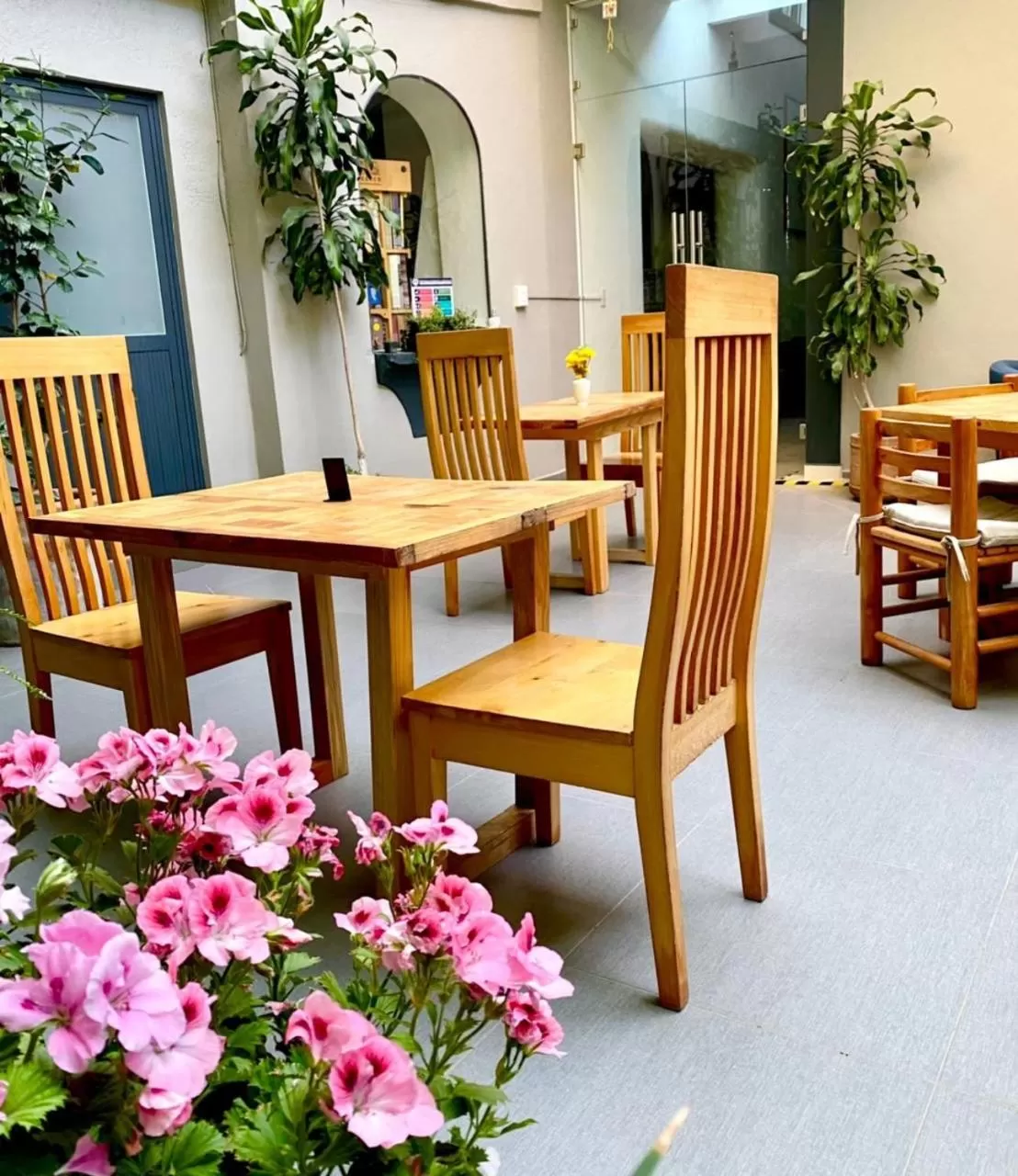 Restaurant/places to eat in Arawi Hotel Boutique