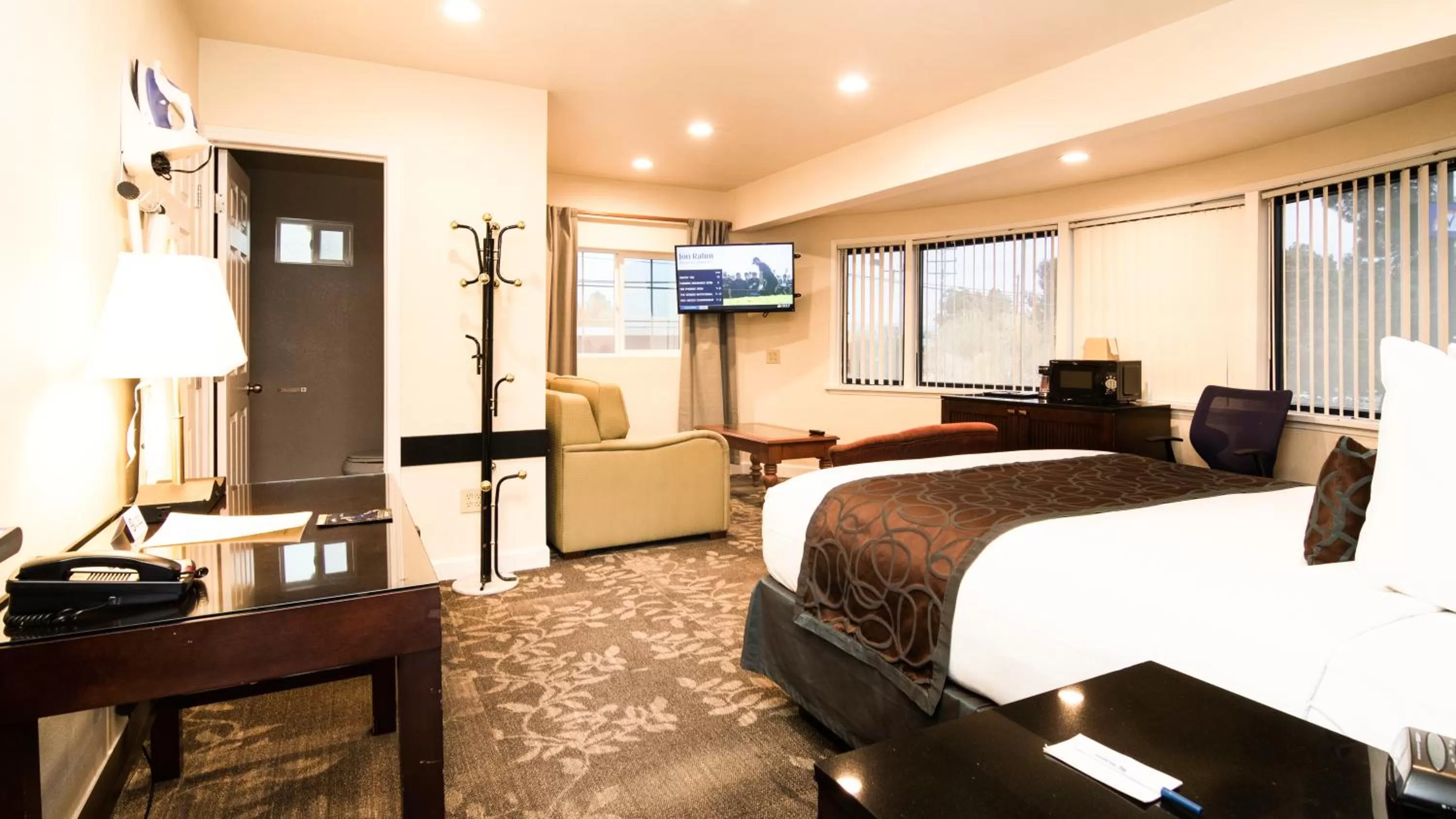 TV and multimedia, Bed in Americas Best Value Inn Rancho Palos Verdes