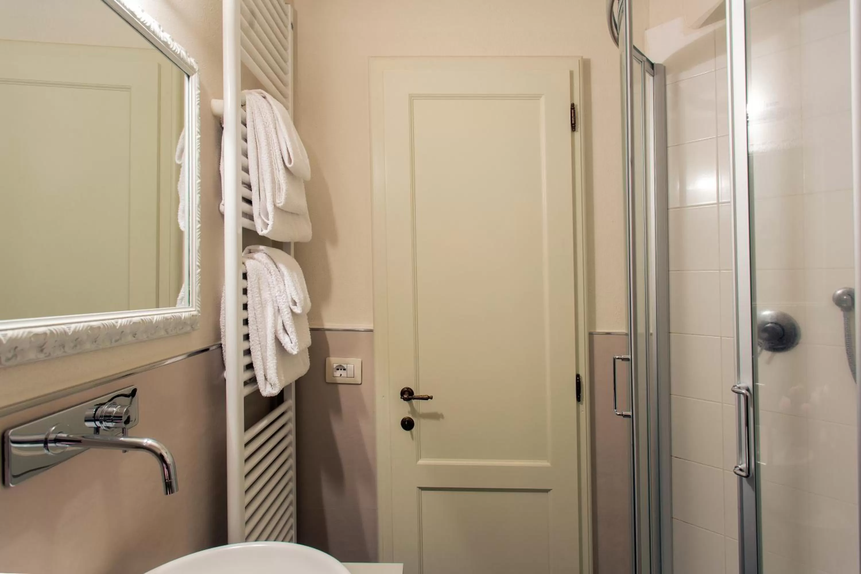 Activities, Bathroom in TORRE GIARDINO SEGRETO B&B- Borgo Capitano Collection - Albergo diffuso
