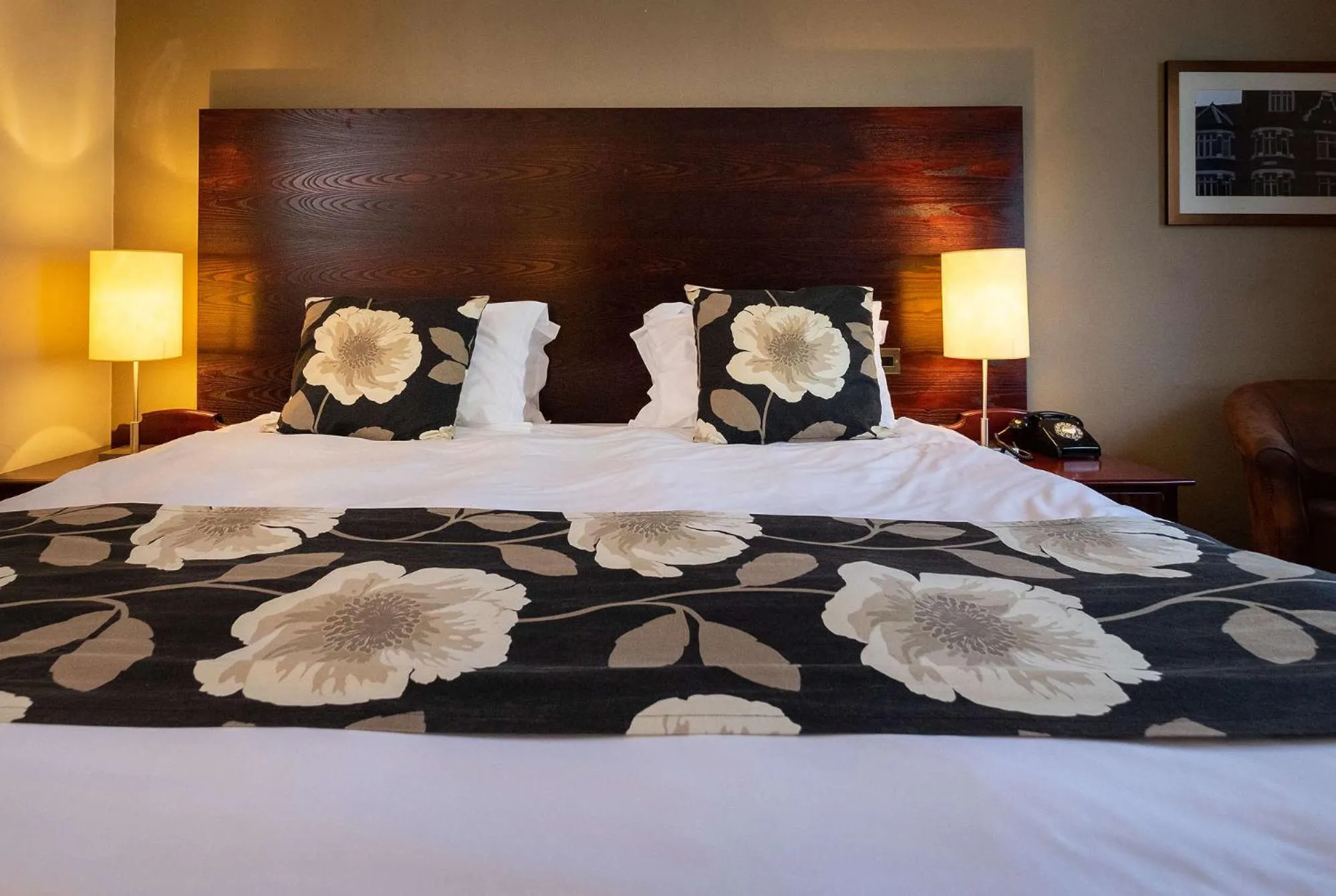 Bedroom, Bed in Dukes Head Hotel