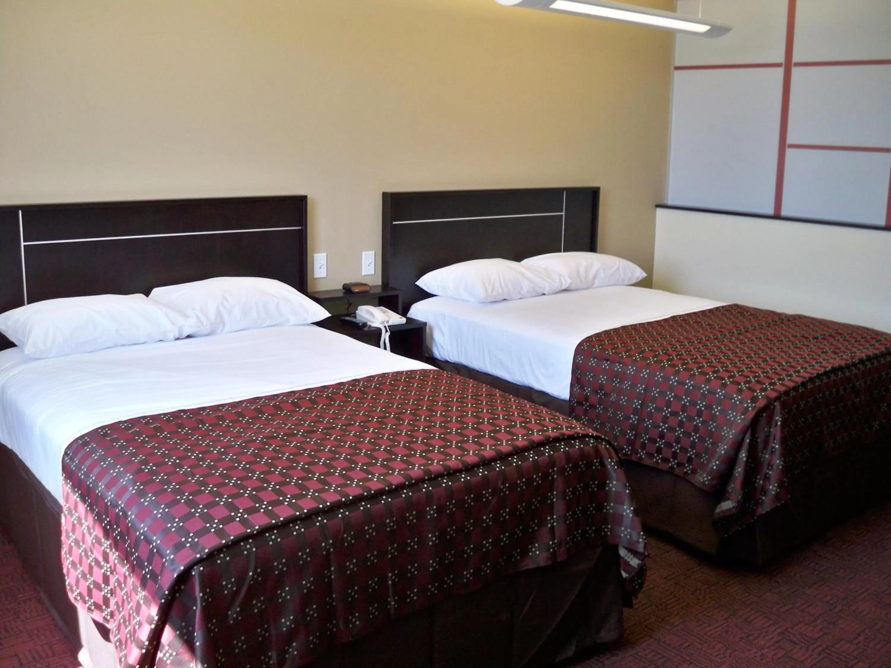 Photo of the whole room, Bed in Red Roof Inn & Suites Beaumont