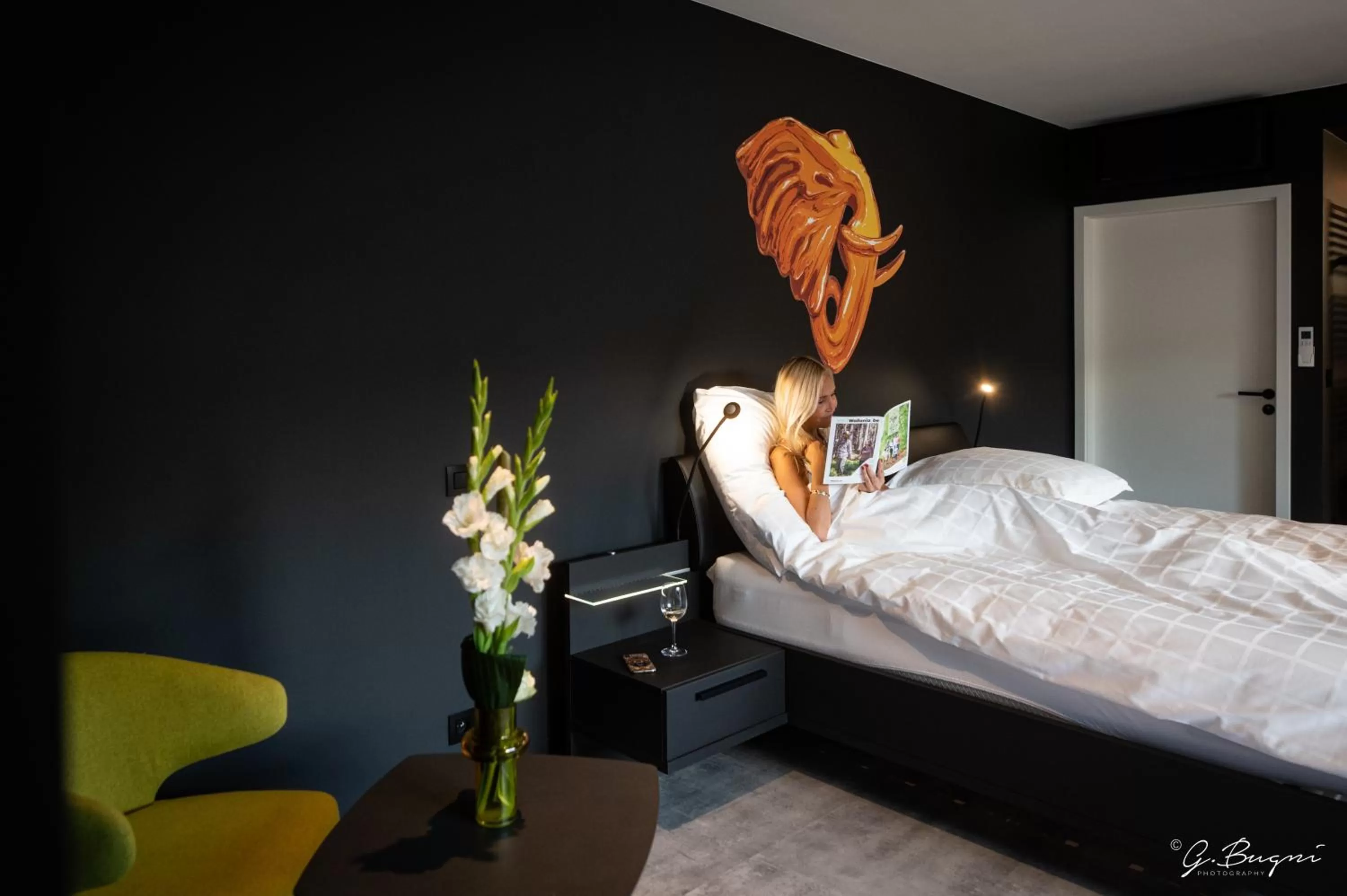 Bed in La Reine Hôtel & Restaurant