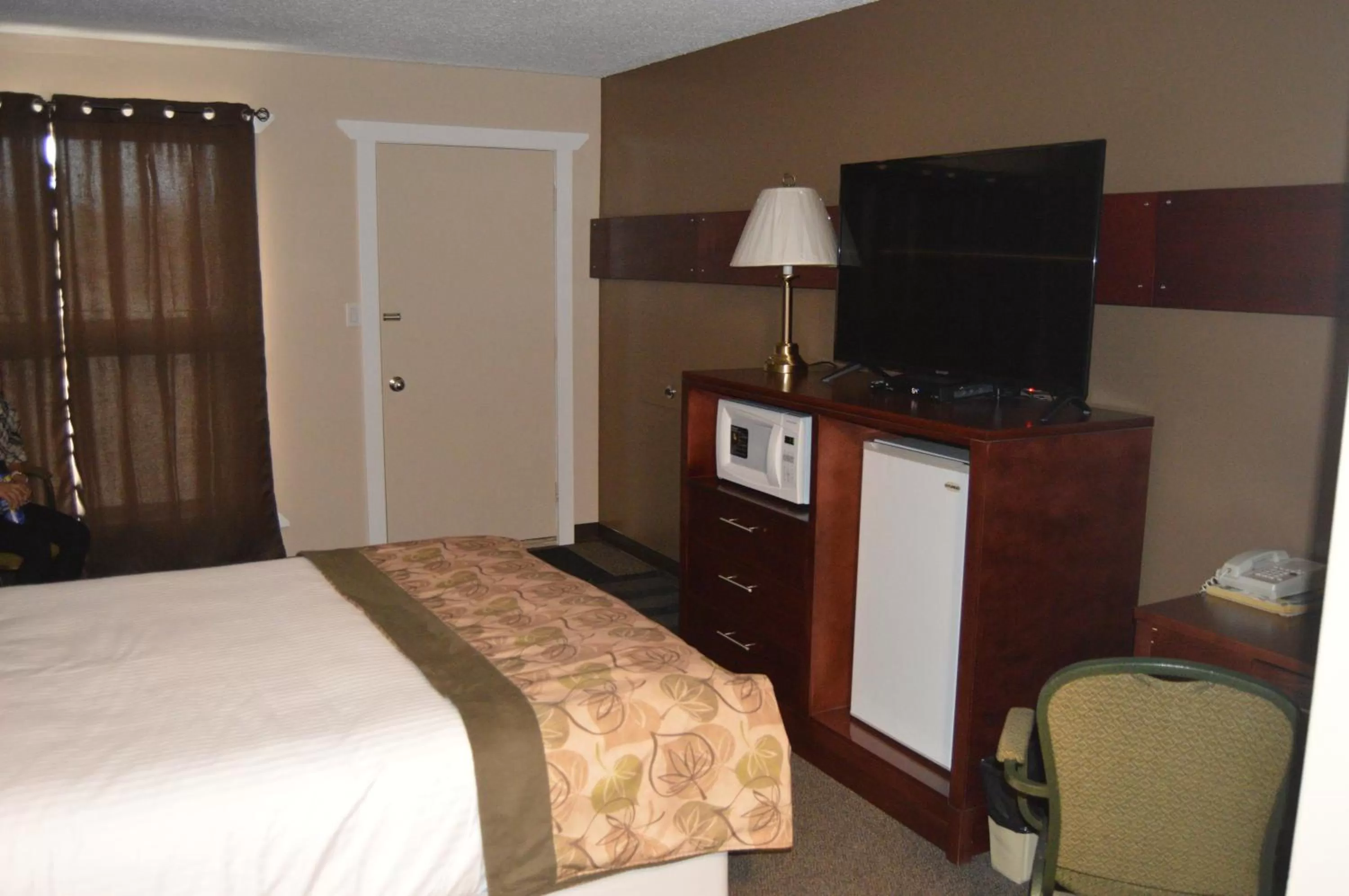 TV/Entertainment Center in Wheel Inn Motel