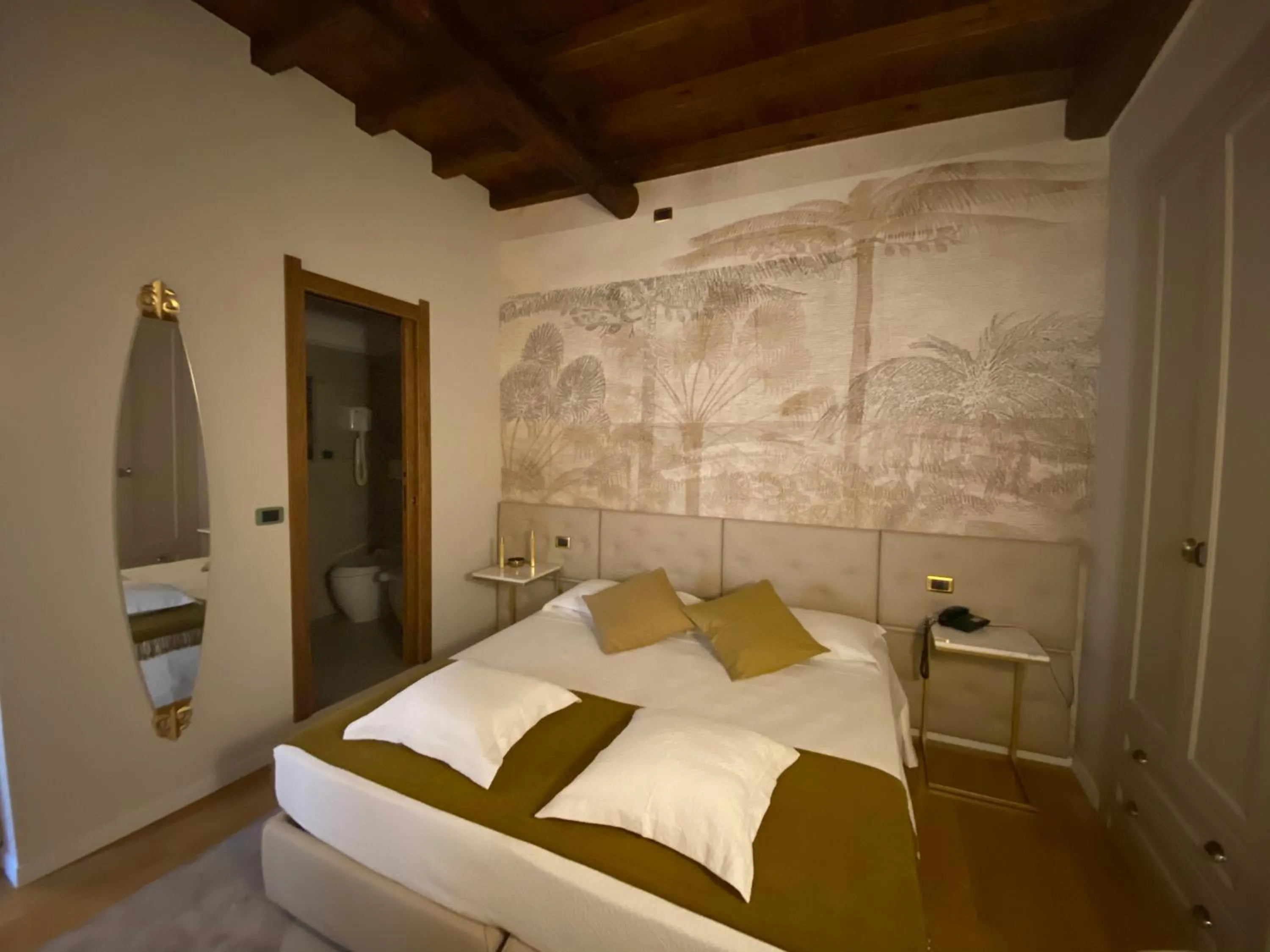 Photo of the whole room, Bed in Condotti Rooms