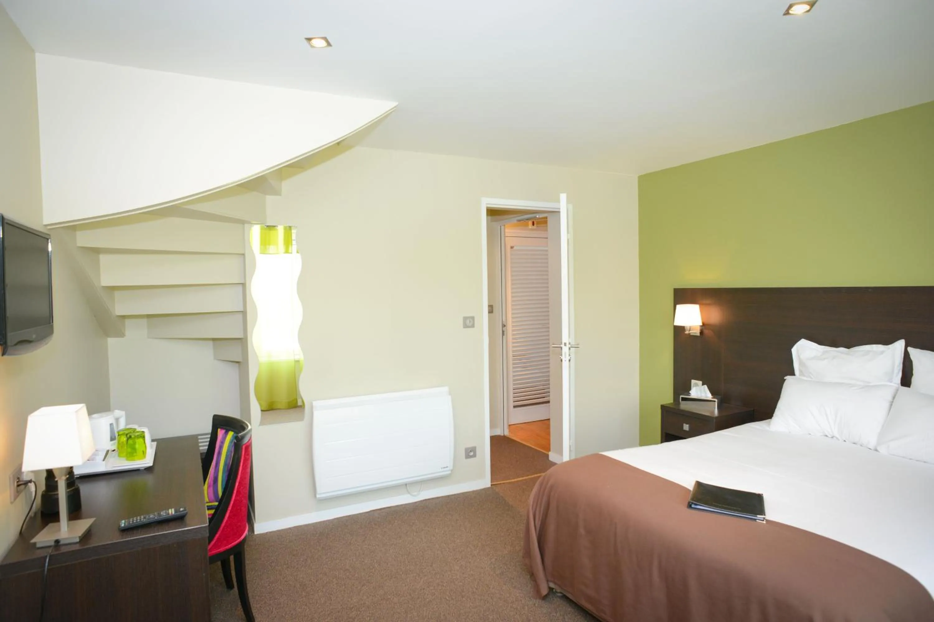 Photo of the whole room, Bed in Logis Hôtel Restaurant l'Auberge Normande