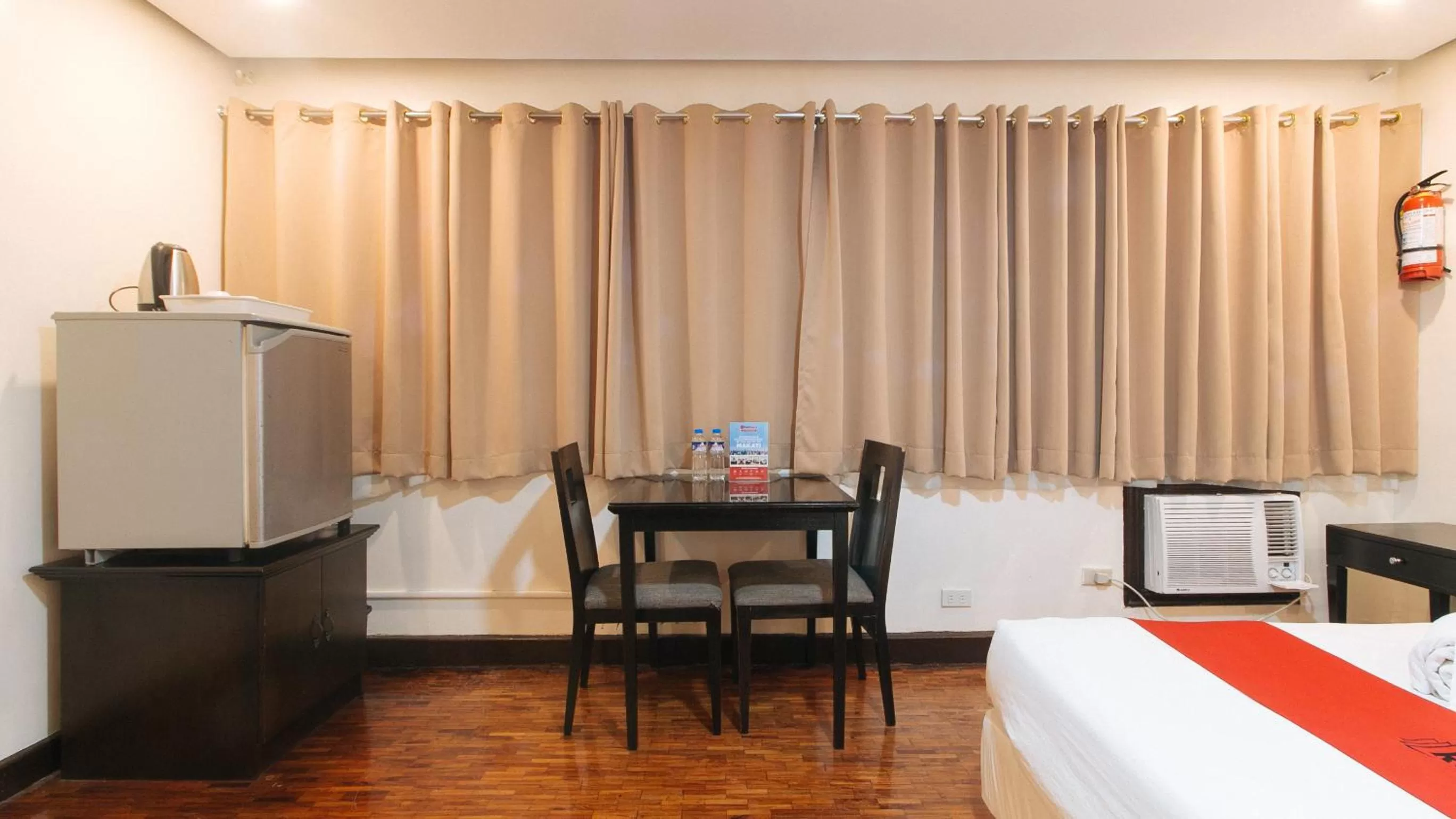 Dining Area in RedDoorz Premium near Greenbelt Makati - Vaccinated Staff