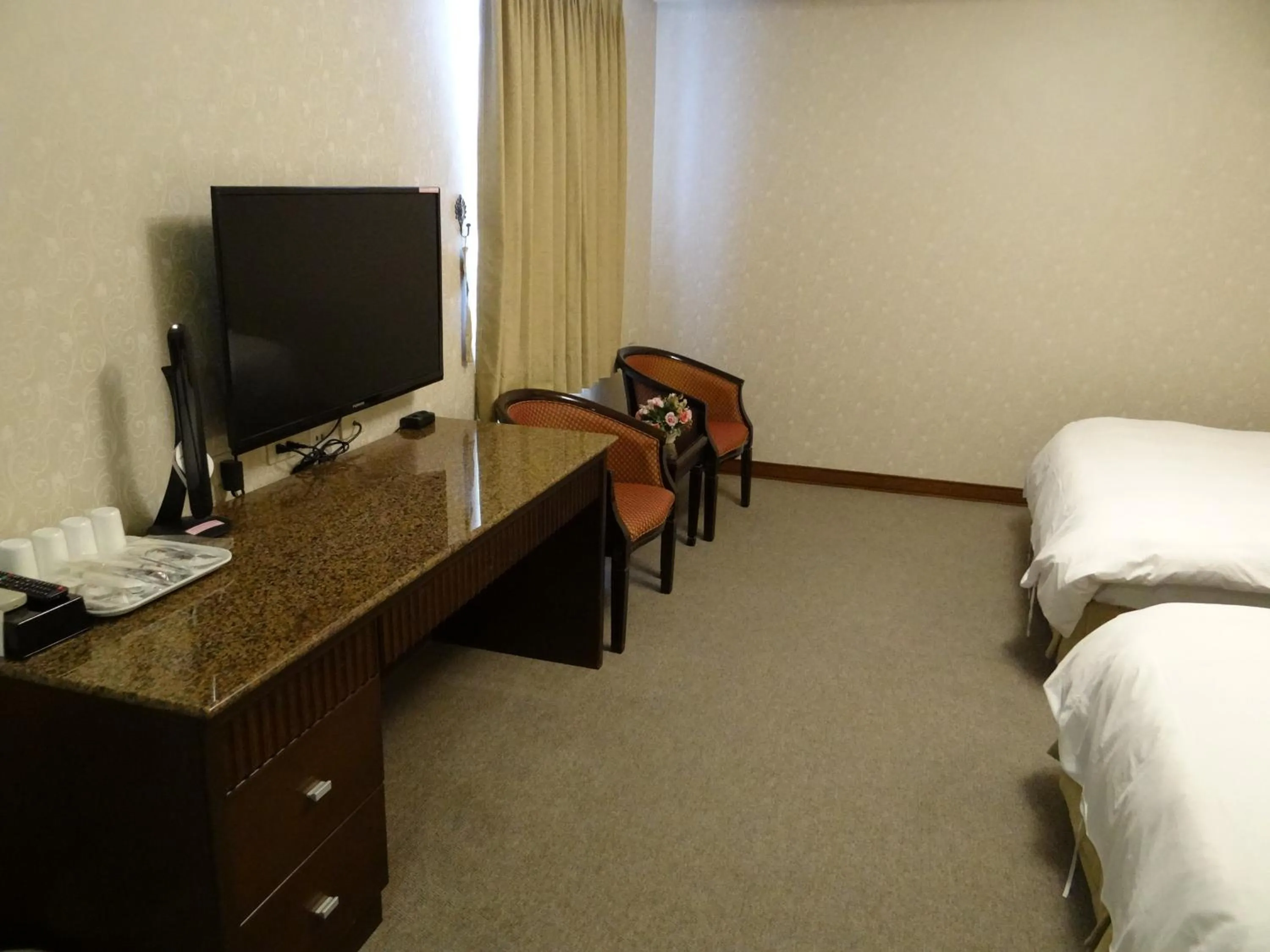Library, Bed in Wuzhou Hotel