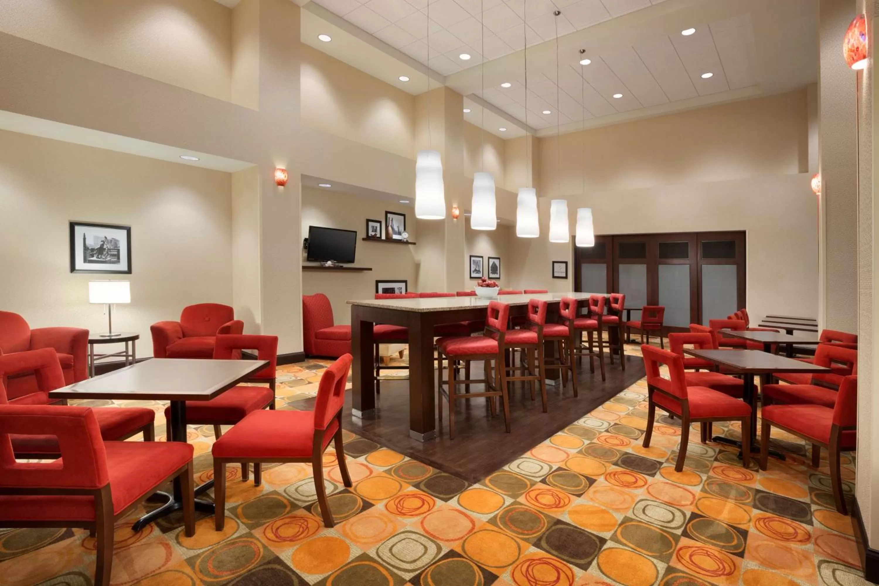 Communal lounge/ TV room in Hampton Inn & Suites East Hartford
