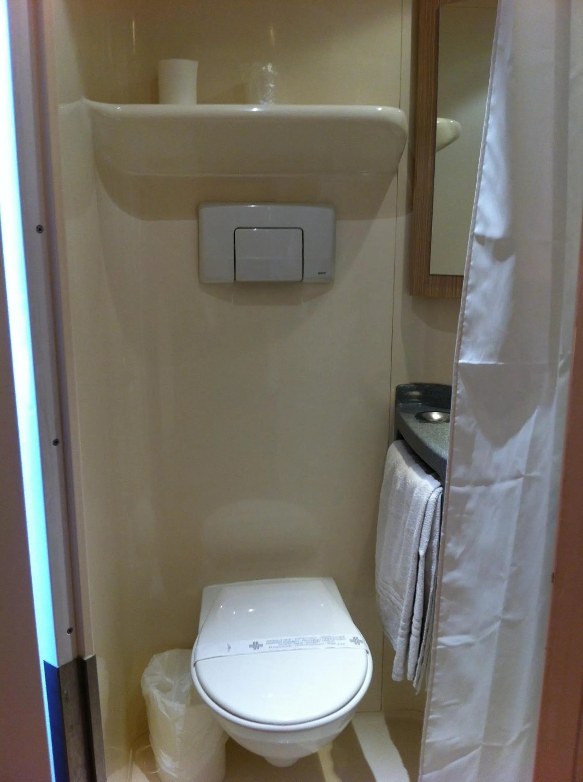 Toilet in Premiere Classe Geneve - Saint Genis Pouilly