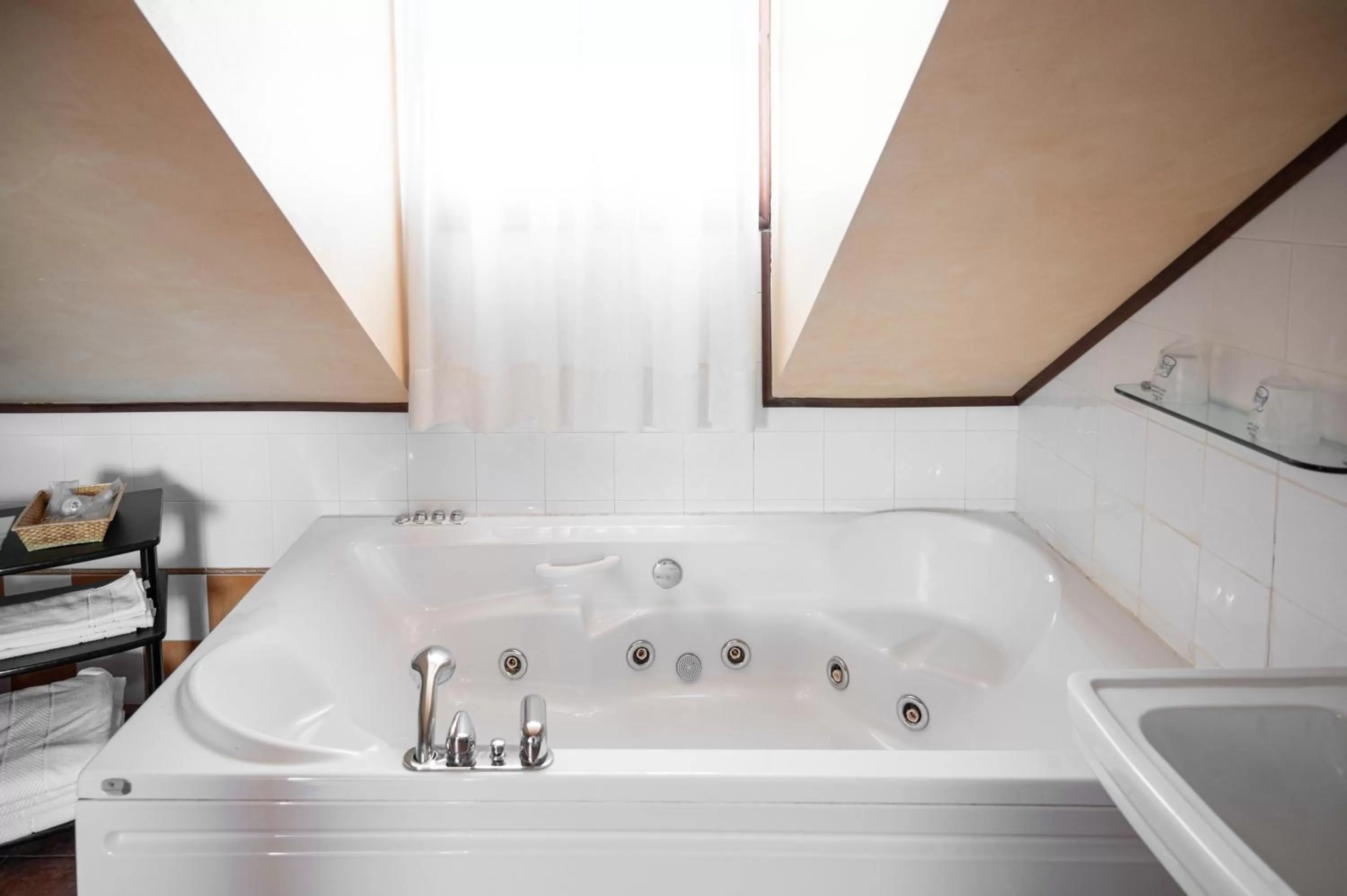 Bath in Jardin de la Abadia, Arroyo de la Encomienda