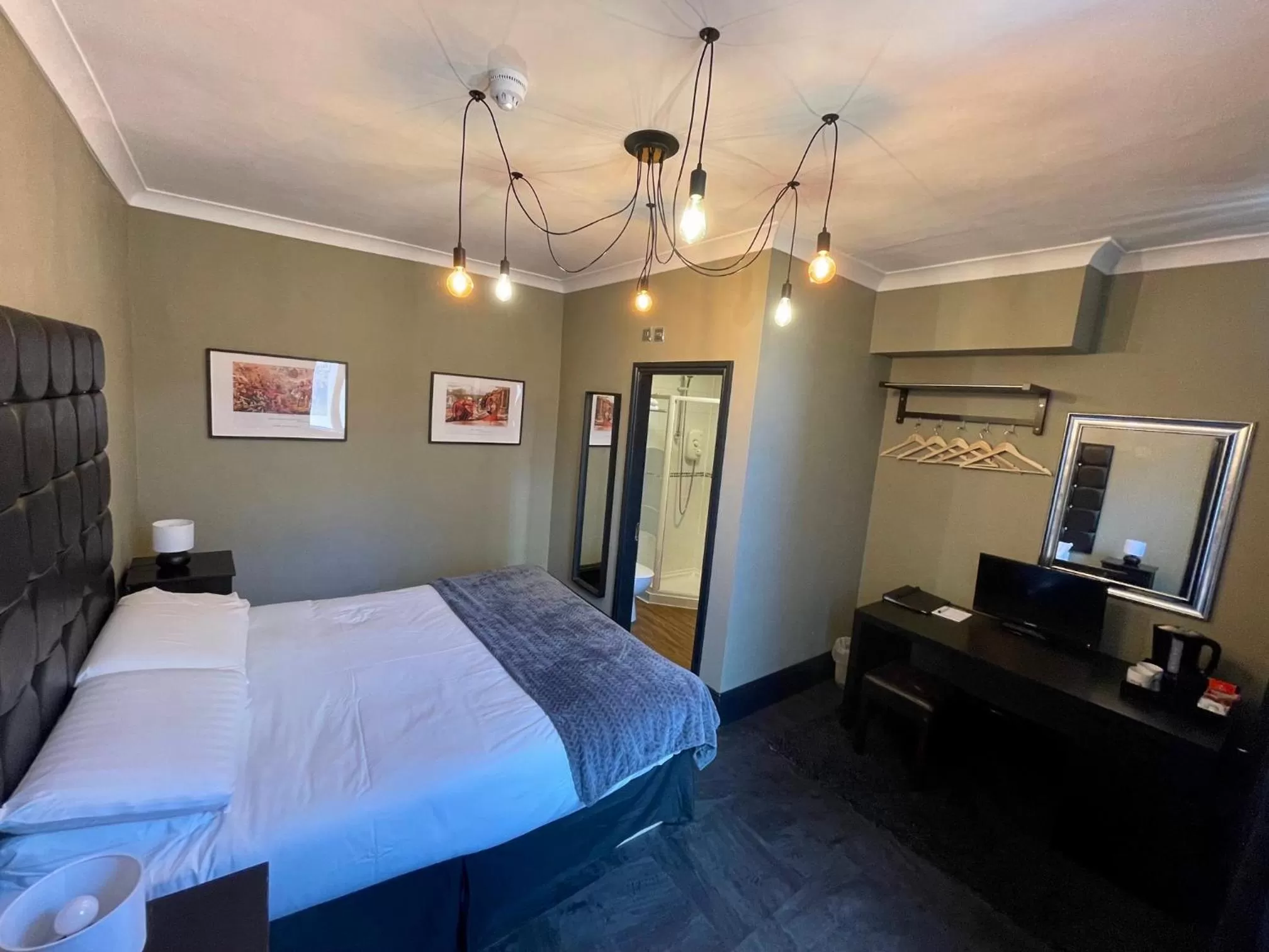 Shower, Bed in The Wrens