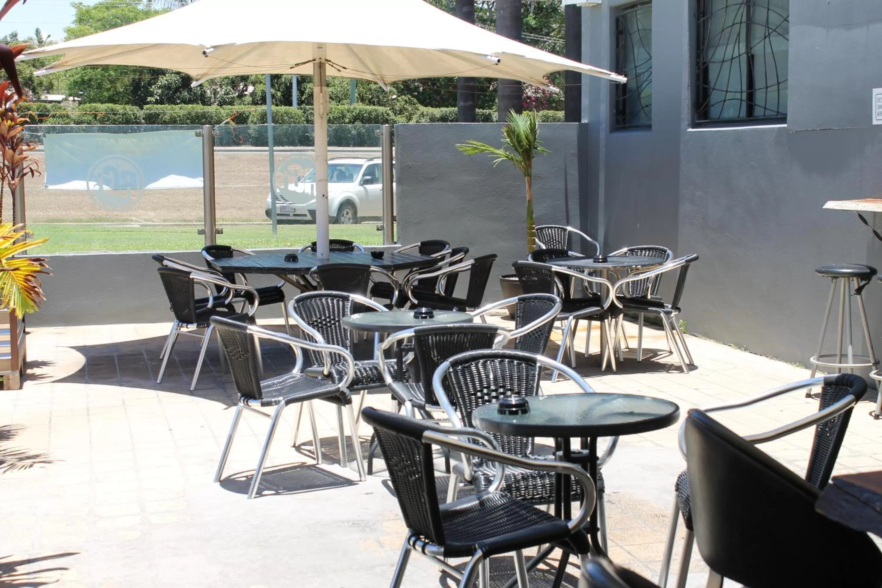 Patio, Restaurant/Places to Eat in Rocky Glen Hotel Motel Gladstone