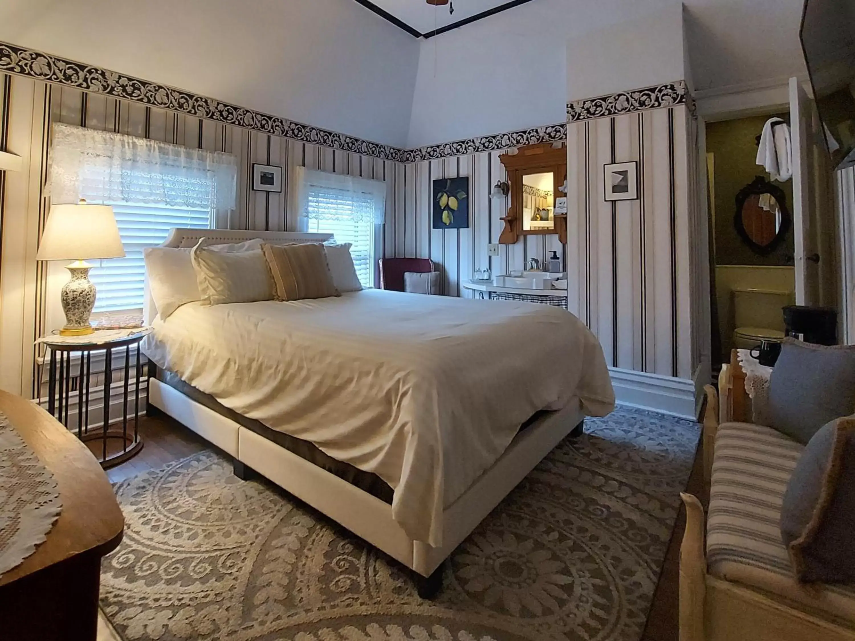 Queen Room in The Fresh Coast Inn at Ludington Queen Room in The Fresh Coast Inn at Ludington