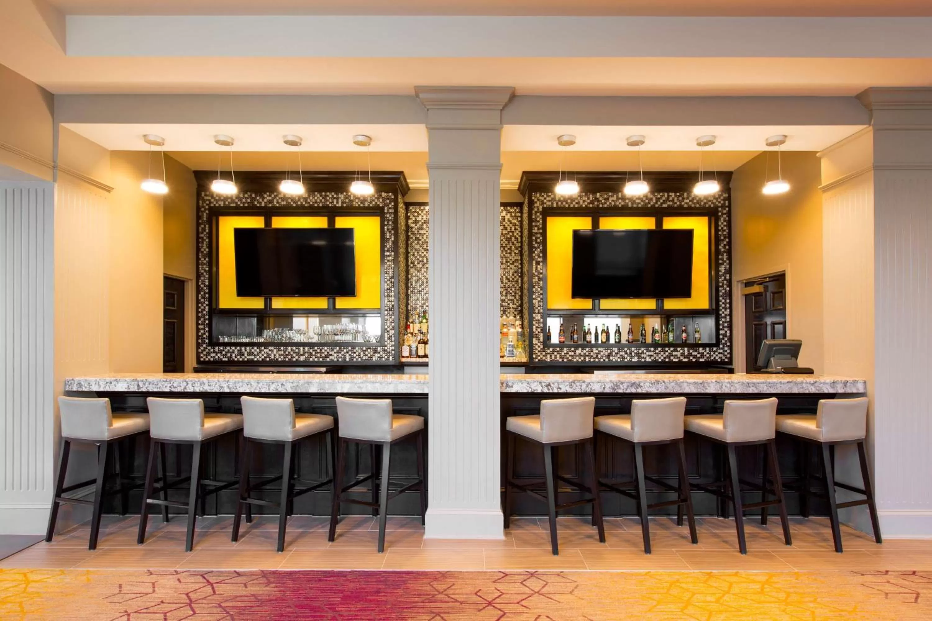 Lounge or bar in DoubleTree by Hilton Historic Savannah